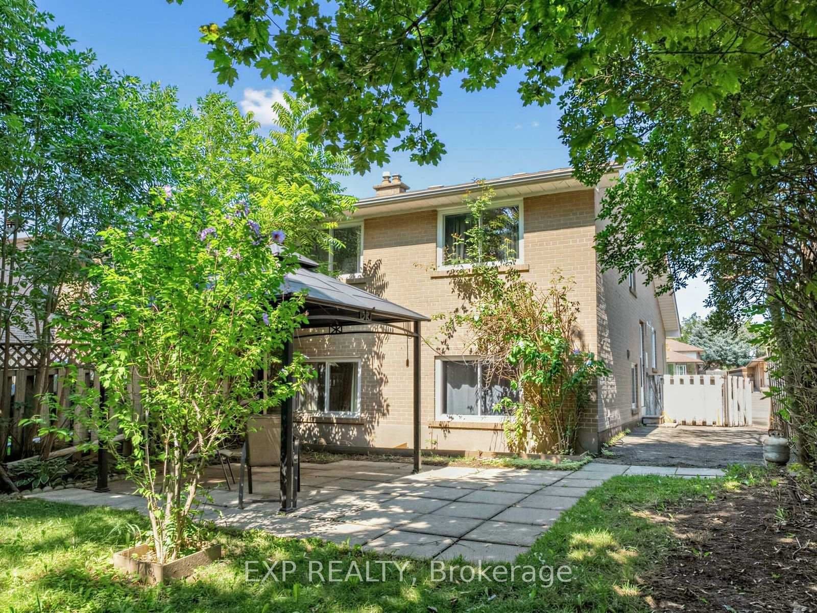 1586 Sandgate Crescent thumbnail 35