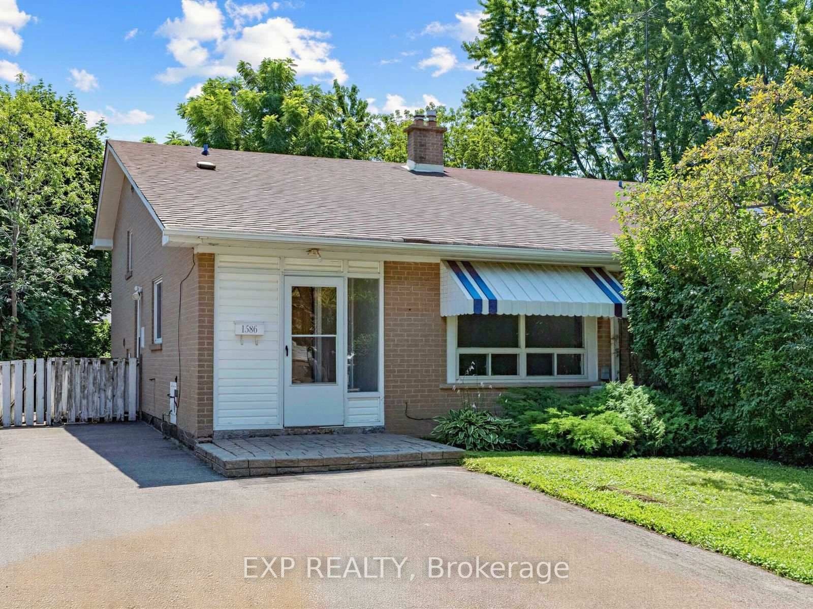1586 Sandgate Crescent thumbnail 4