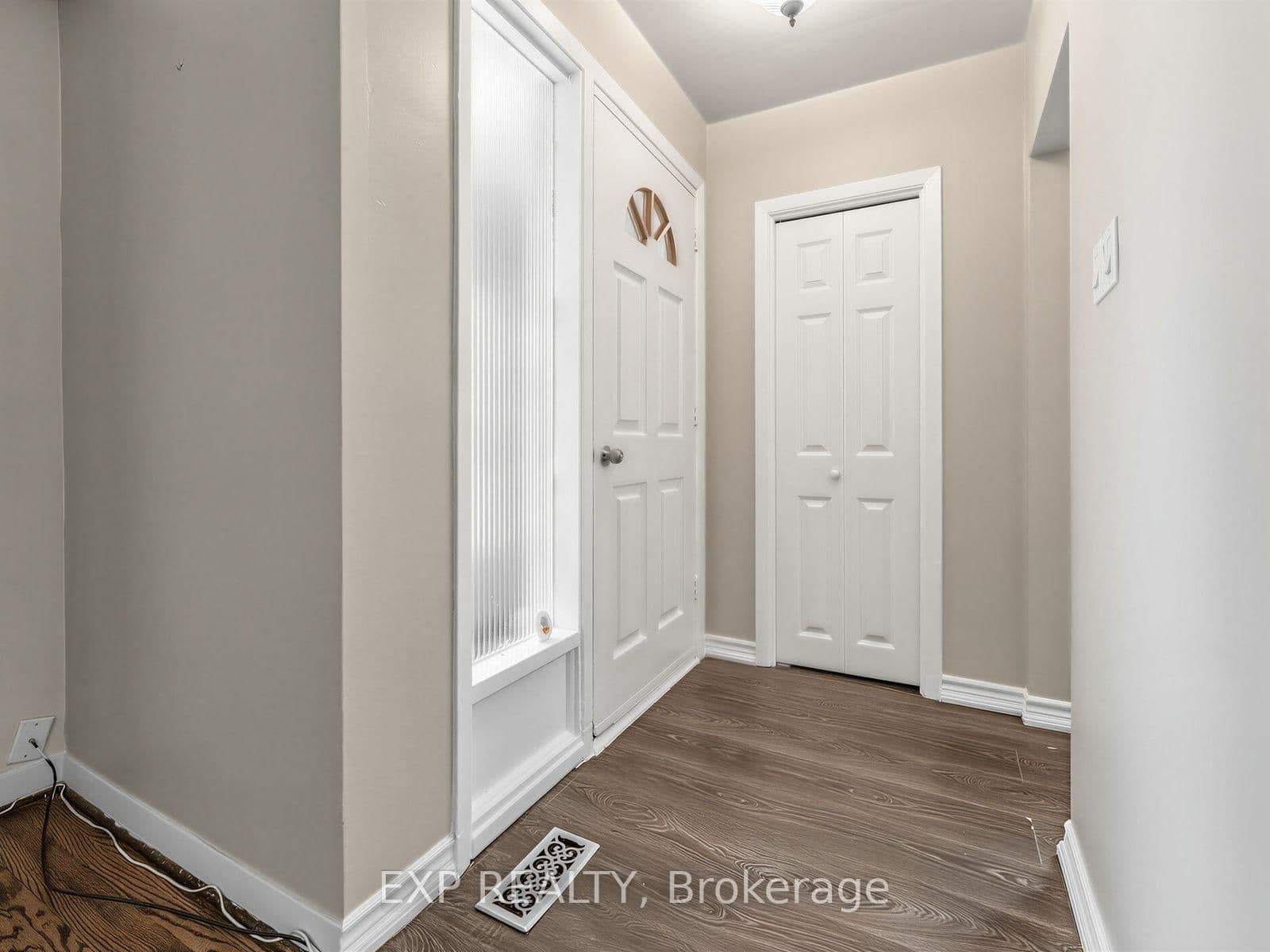 1586 Sandgate Crescent thumbnail 5