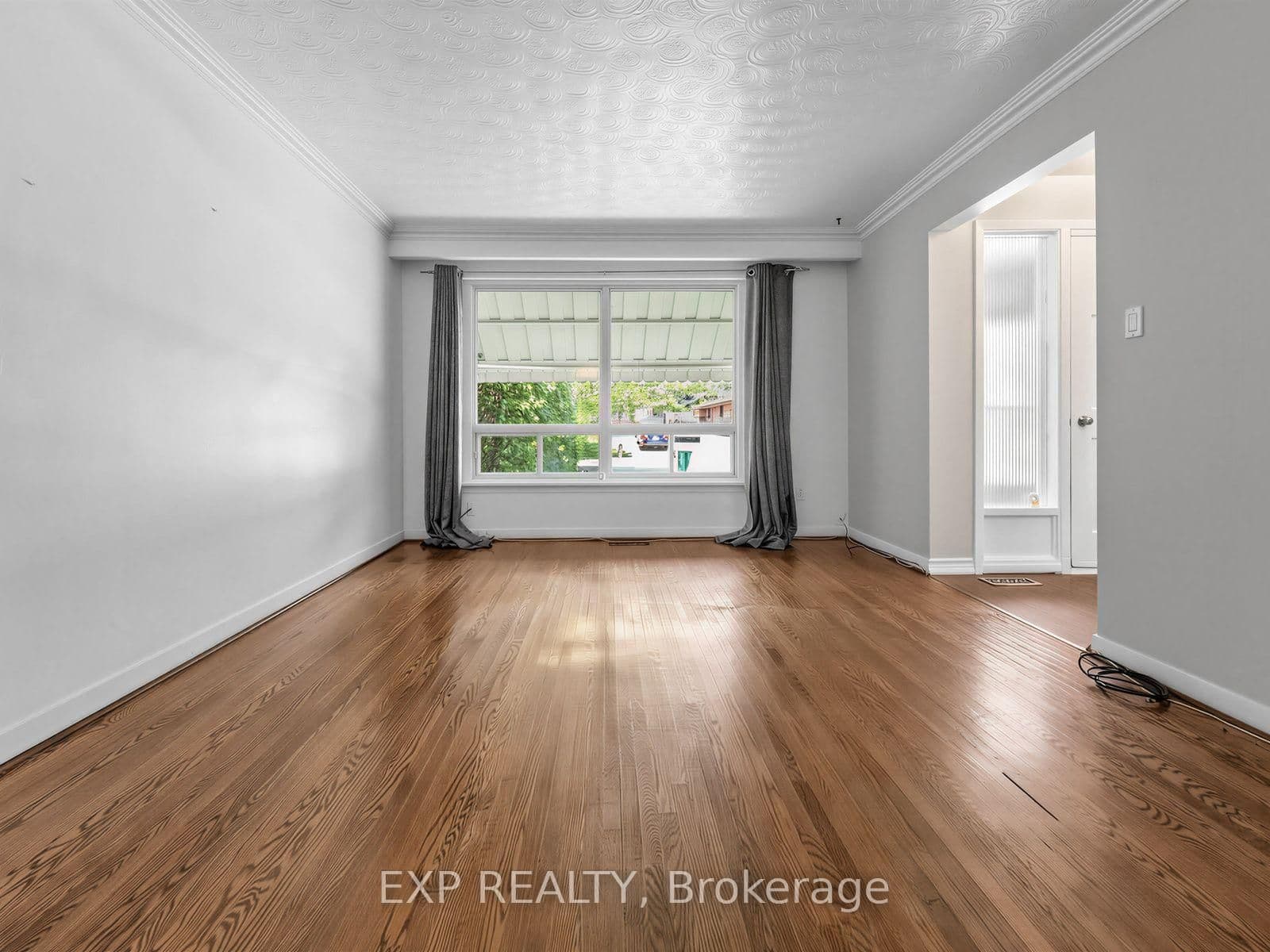 1586 Sandgate Crescent thumbnail 8