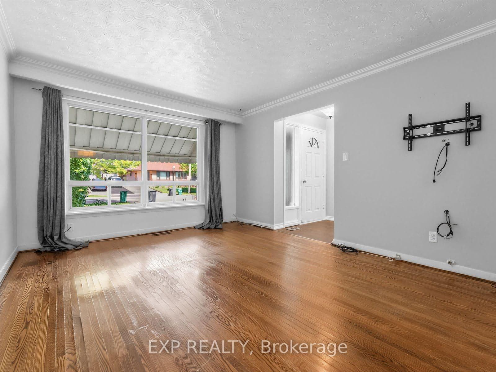 1586 Sandgate Crescent thumbnail 9