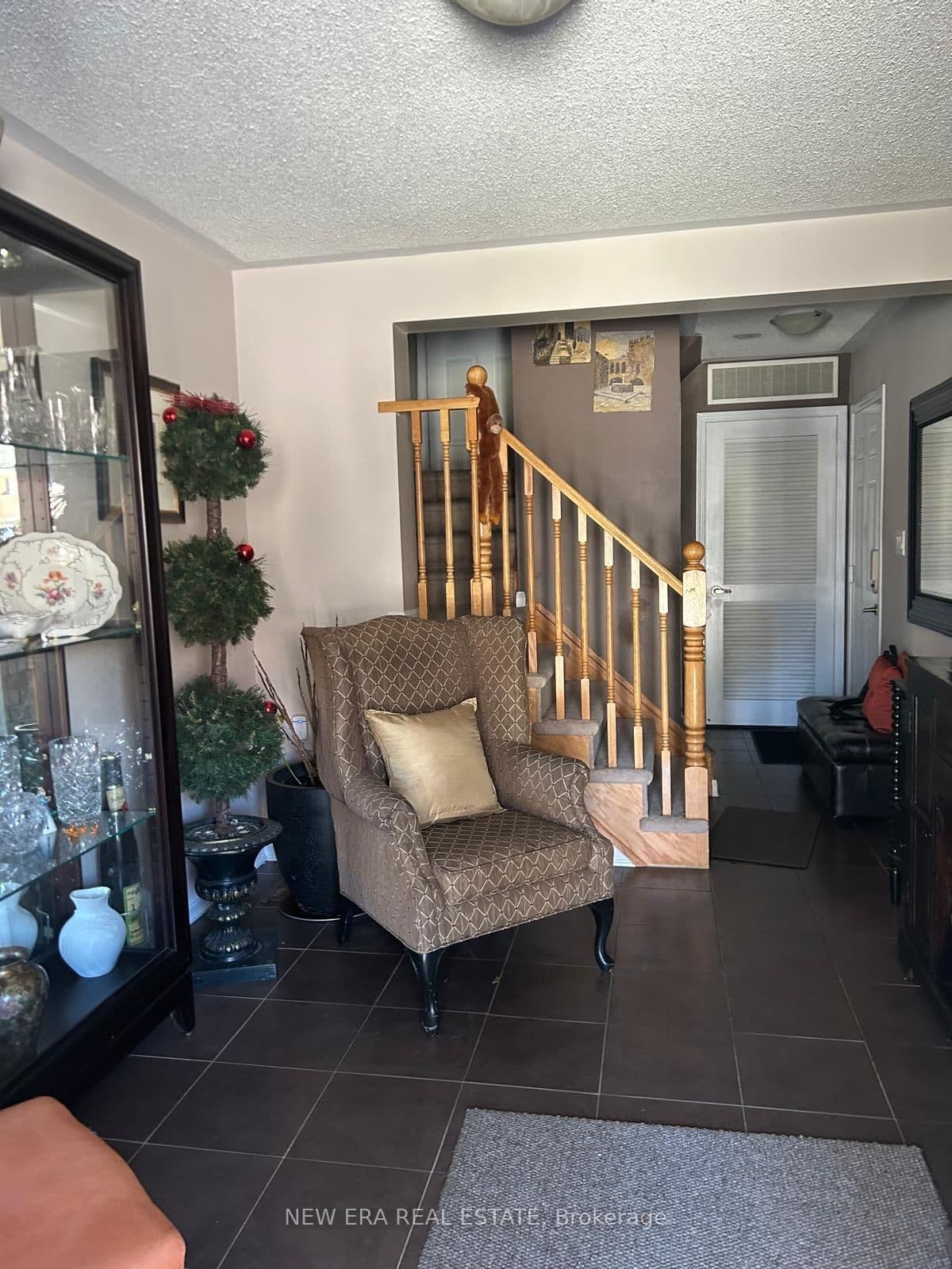 225 Schreyer Crescent thumbnail 3