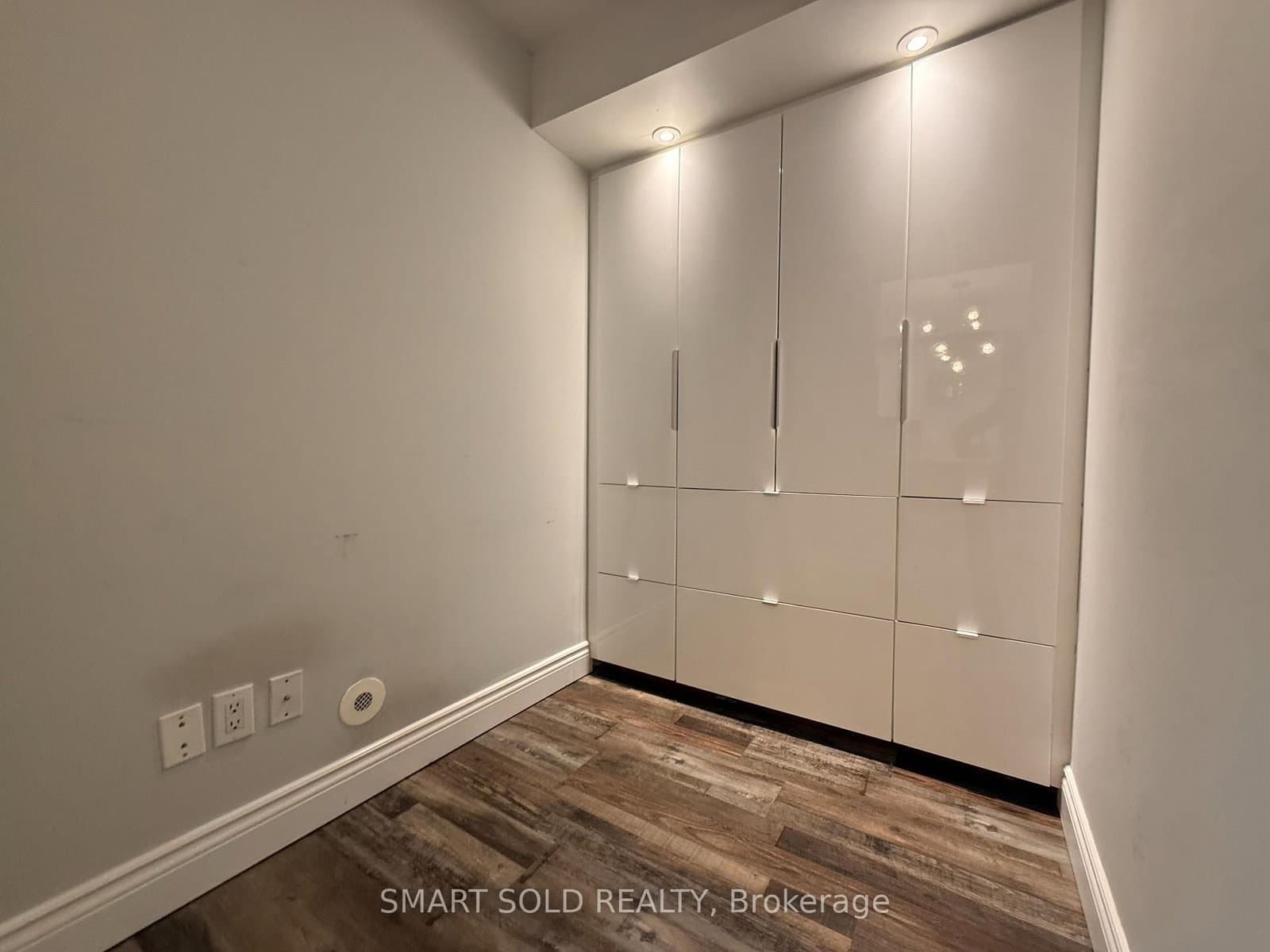10 Laidlaw Street, Unit 725 thumbnail 10