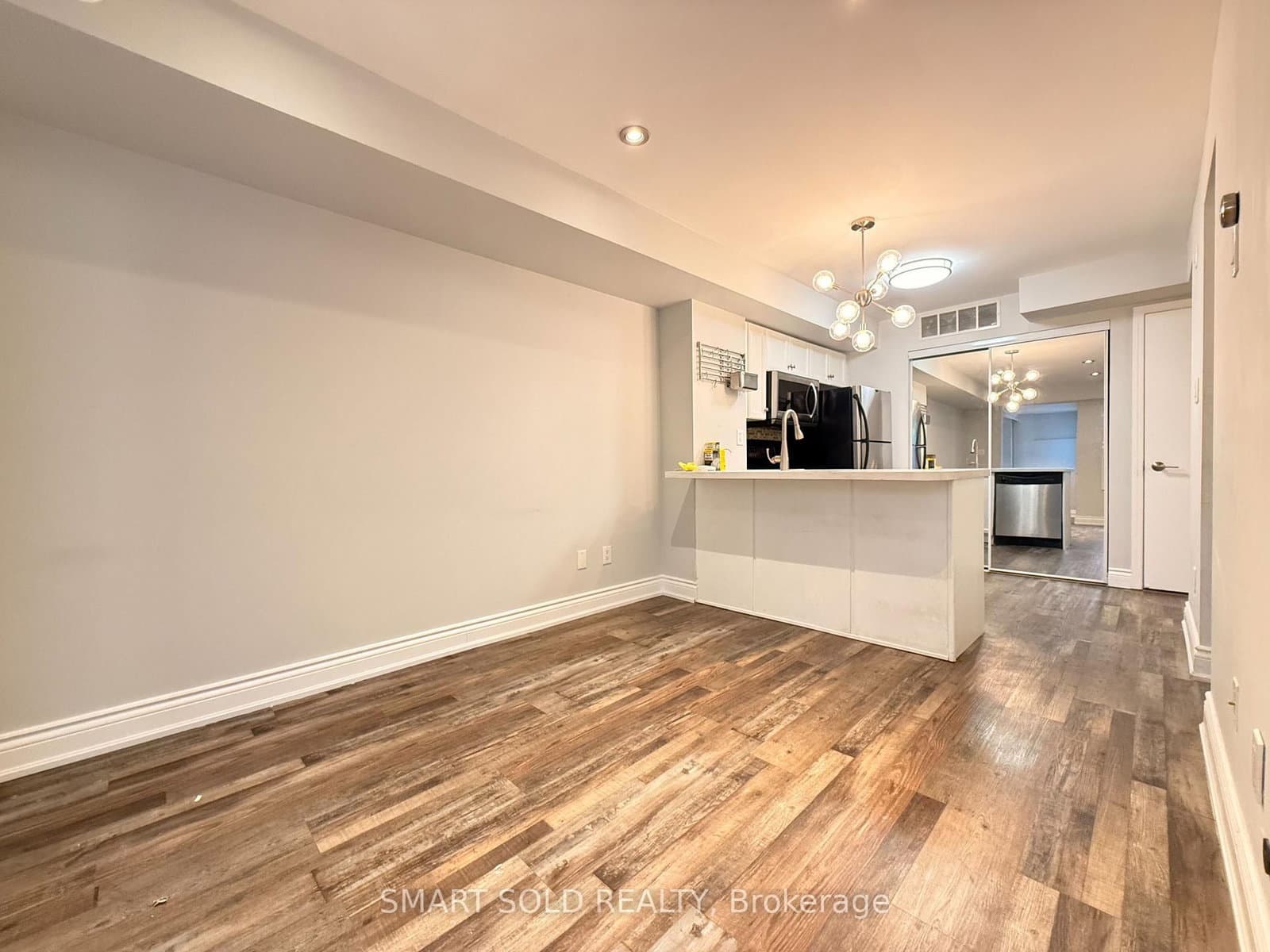 10 Laidlaw Street, Unit 725 thumbnail 2
