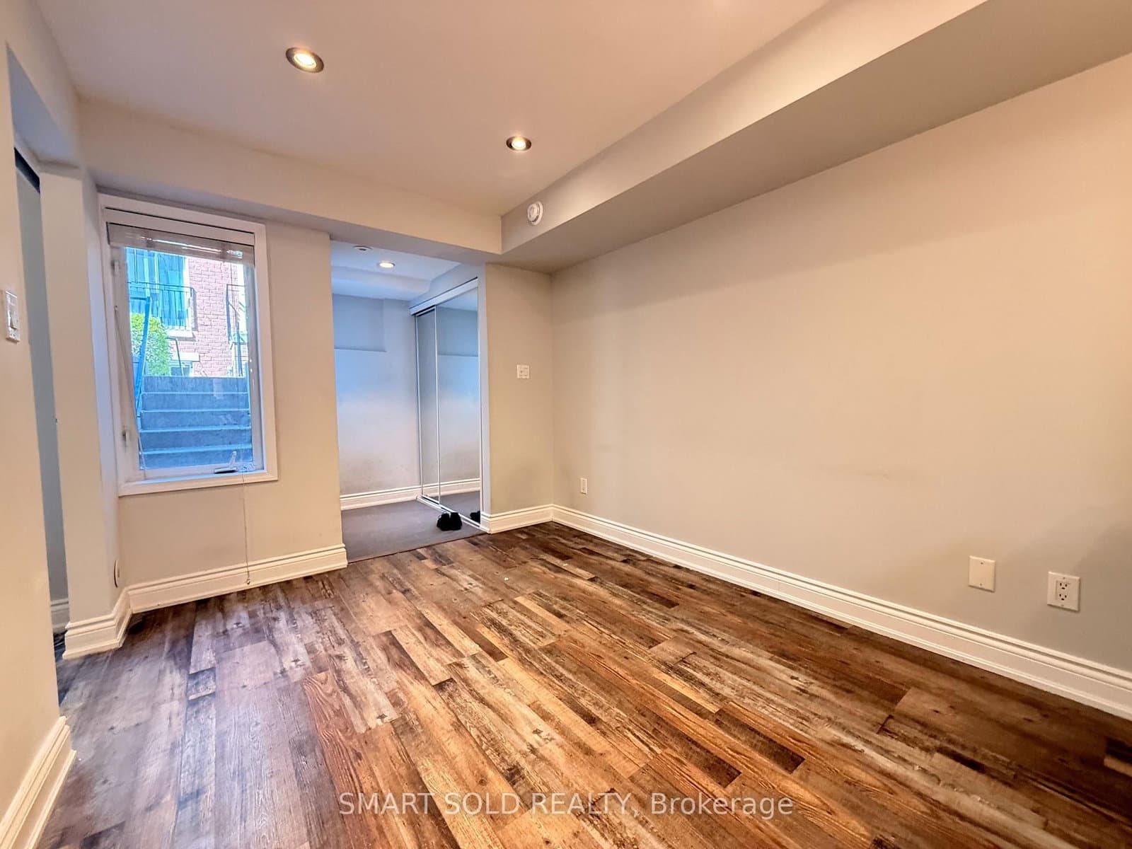 10 Laidlaw Street, Unit 725 thumbnail 6