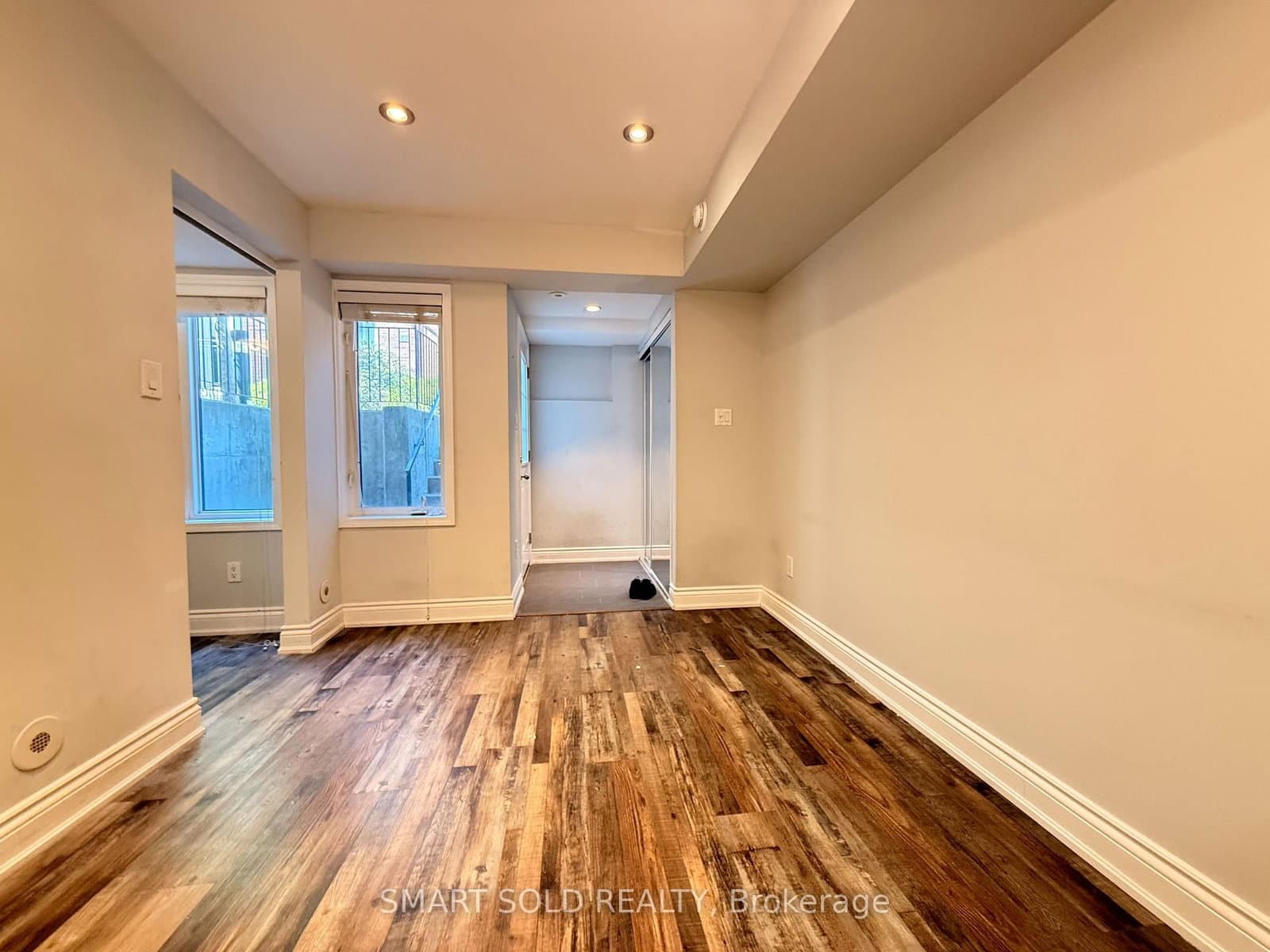 10 Laidlaw Street, Unit 725 thumbnail 7