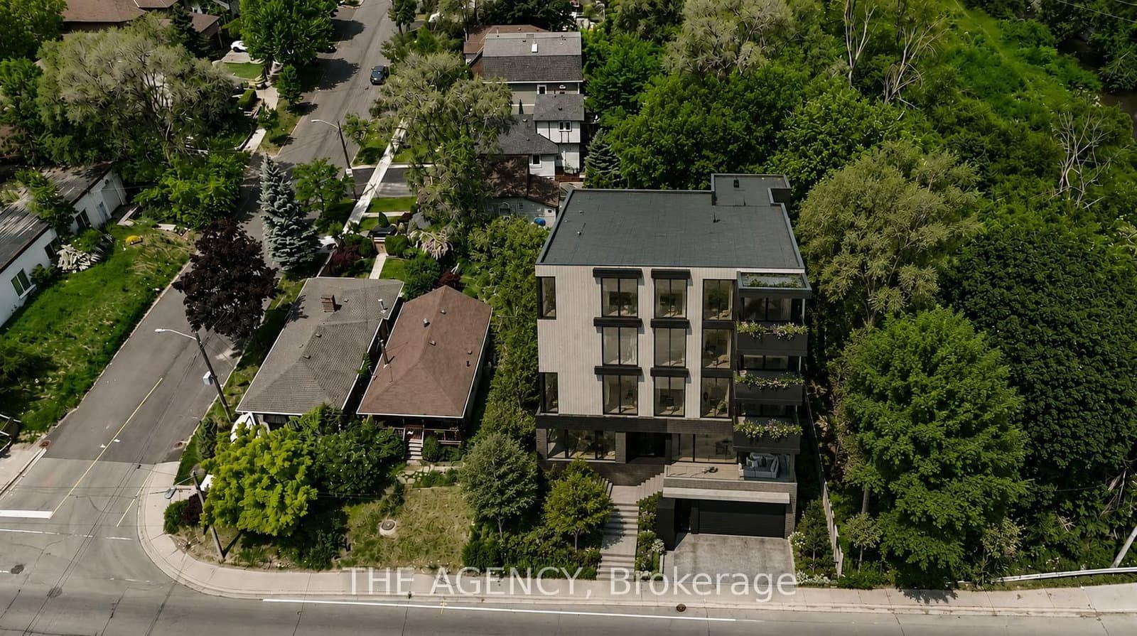 580 The Queensway thumbnail 2
