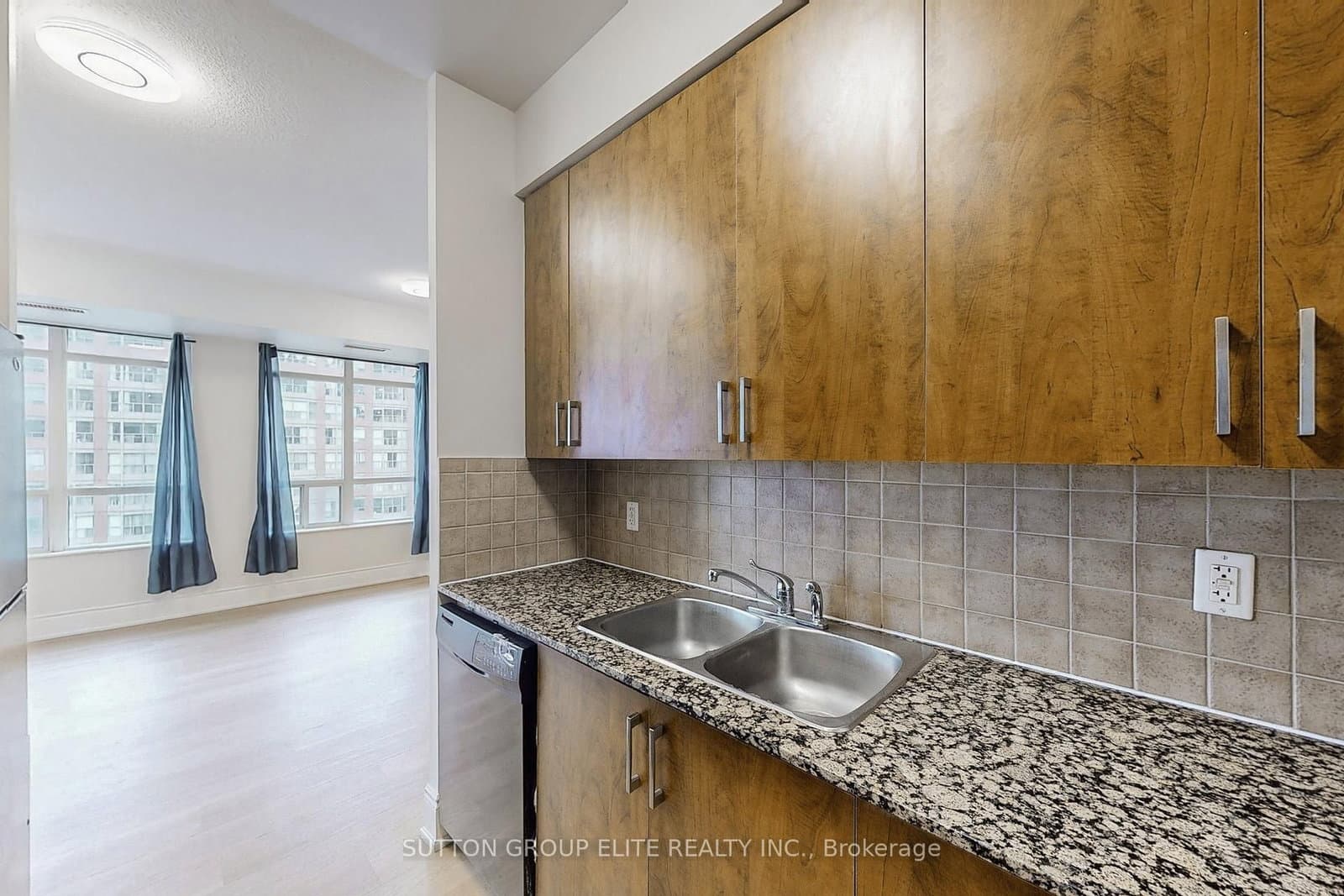 310 Burnhamthorpe Road W, Unit 1511 thumbnail 12