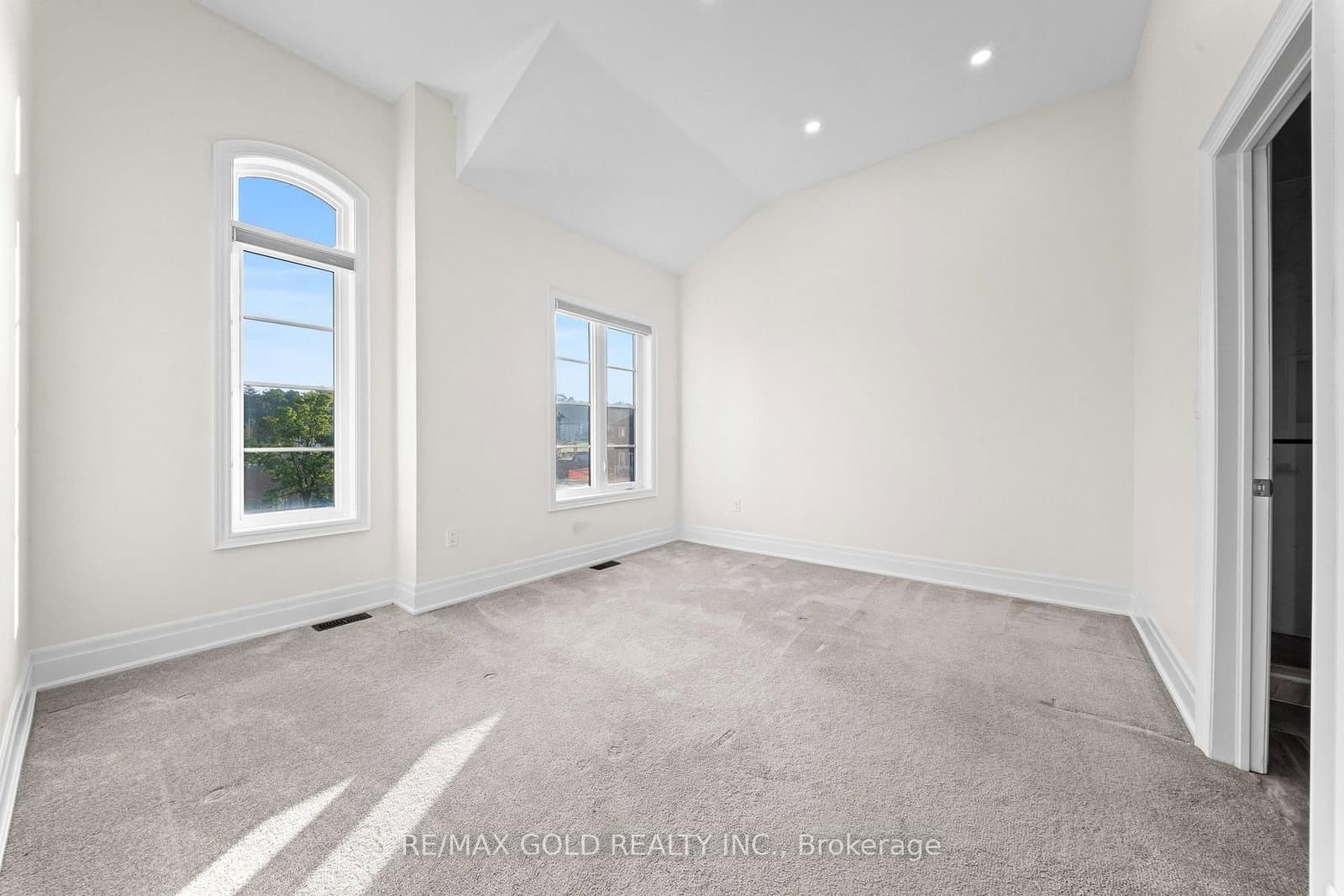1199 QUEENS PLATE Road E thumbnail 32