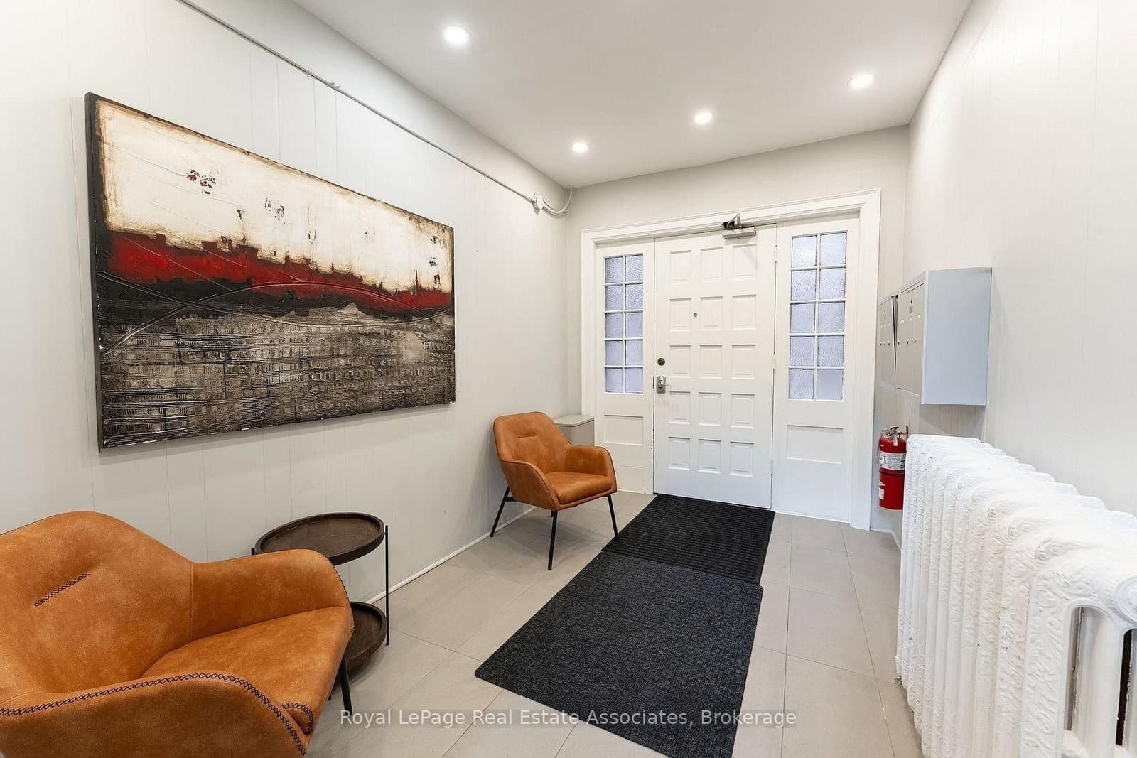 94 Lakeshore Road E, Unit 203 B thumbnail 2