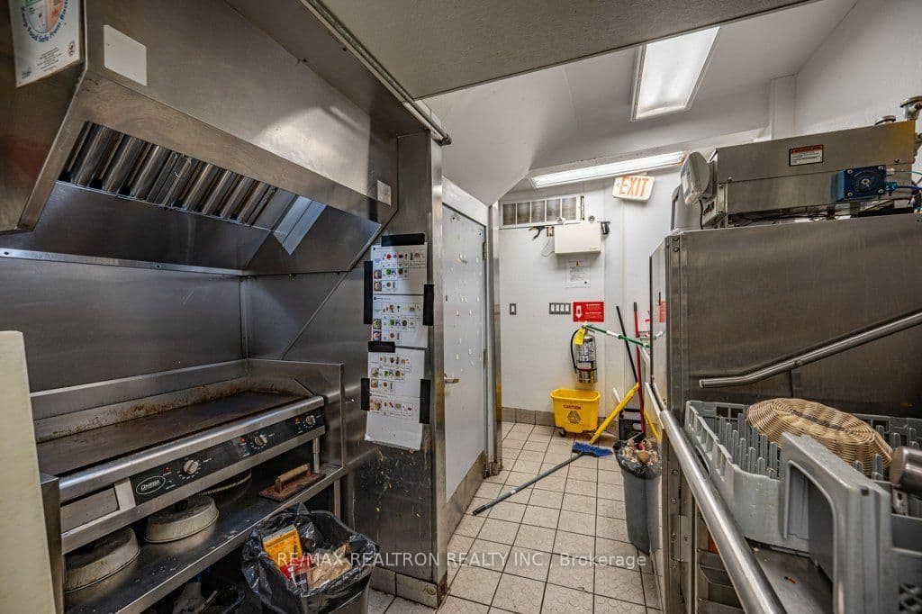 321 Lakeshore Road E thumbnail 15