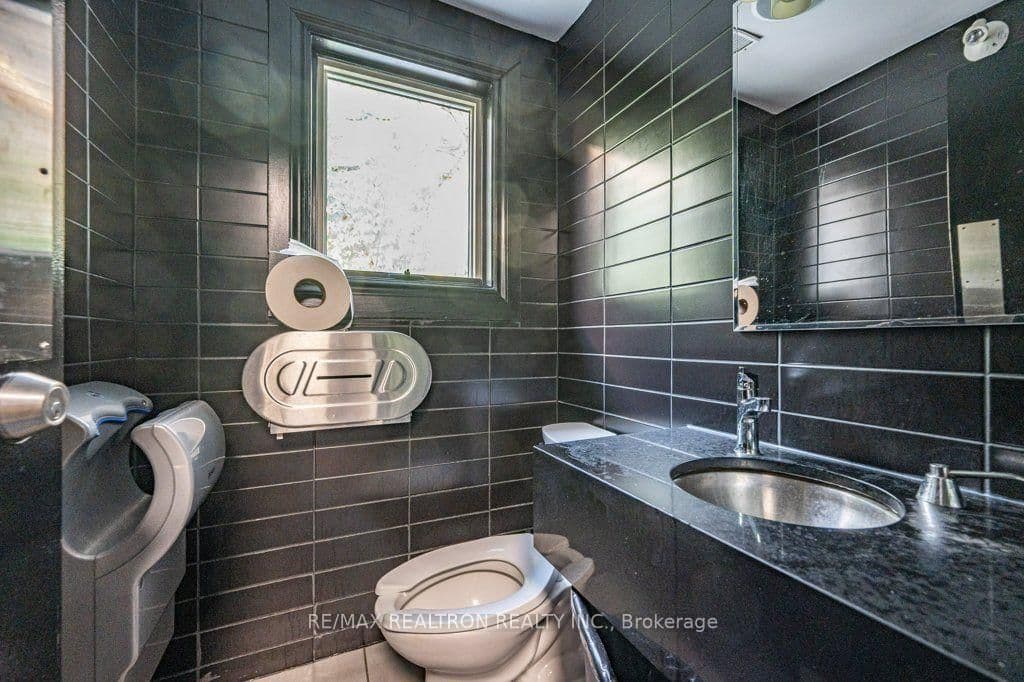 321 Lakeshore Road E thumbnail 18