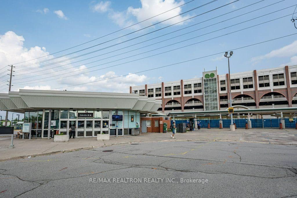 321 Lakeshore Road E thumbnail 22