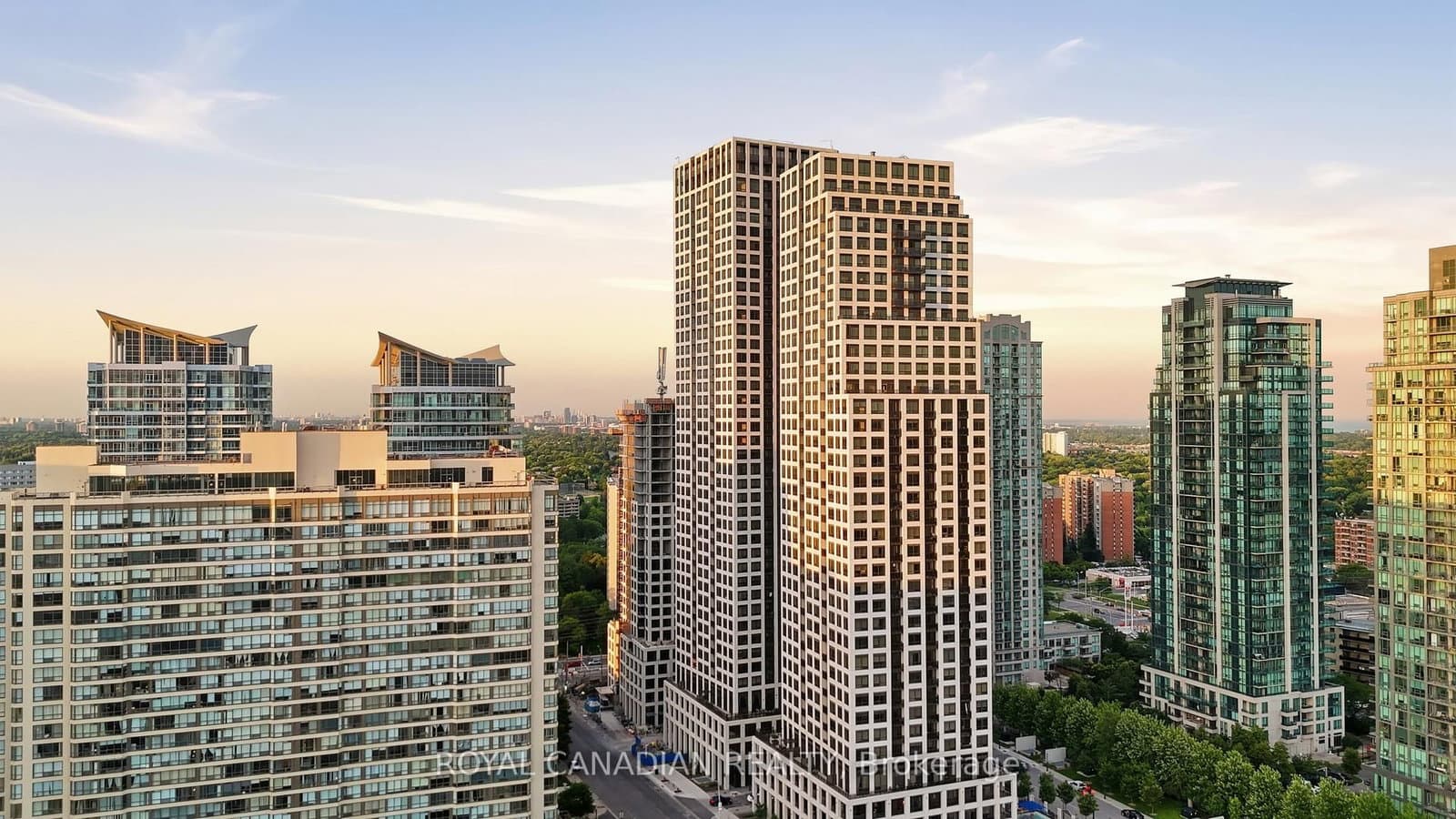 30 Elm Drive W, Unit PH 02 thumbnail 2