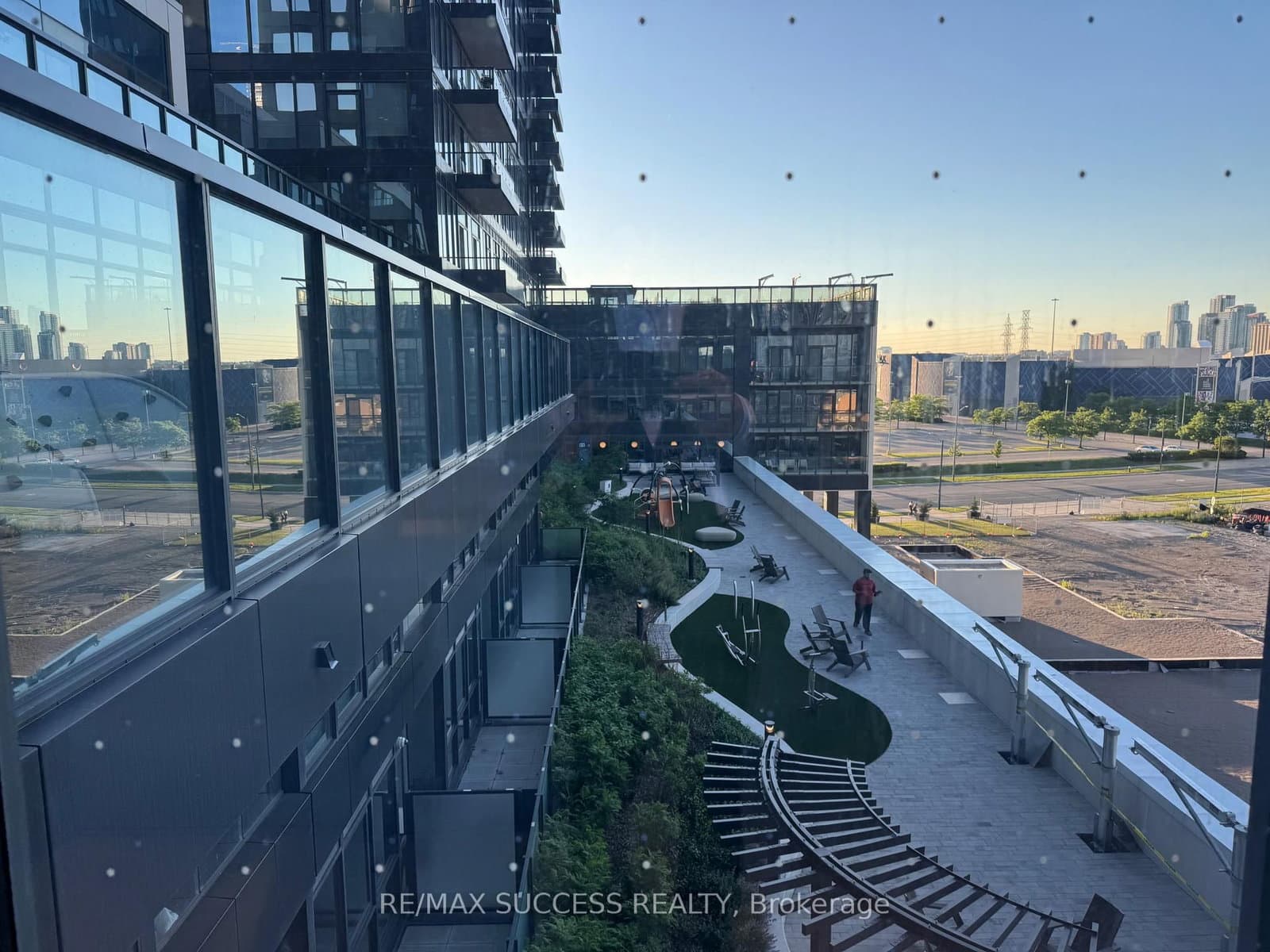395 Square One Drive, Unit 1607 thumbnail 32