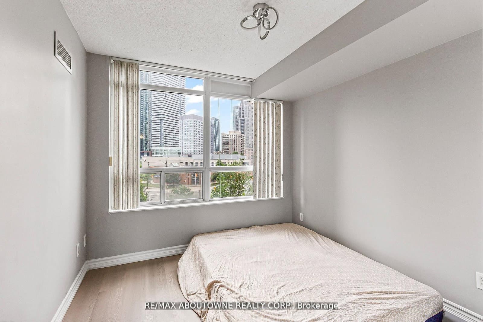 310 Burnhamthorpe Road W, Unit 401 thumbnail 17