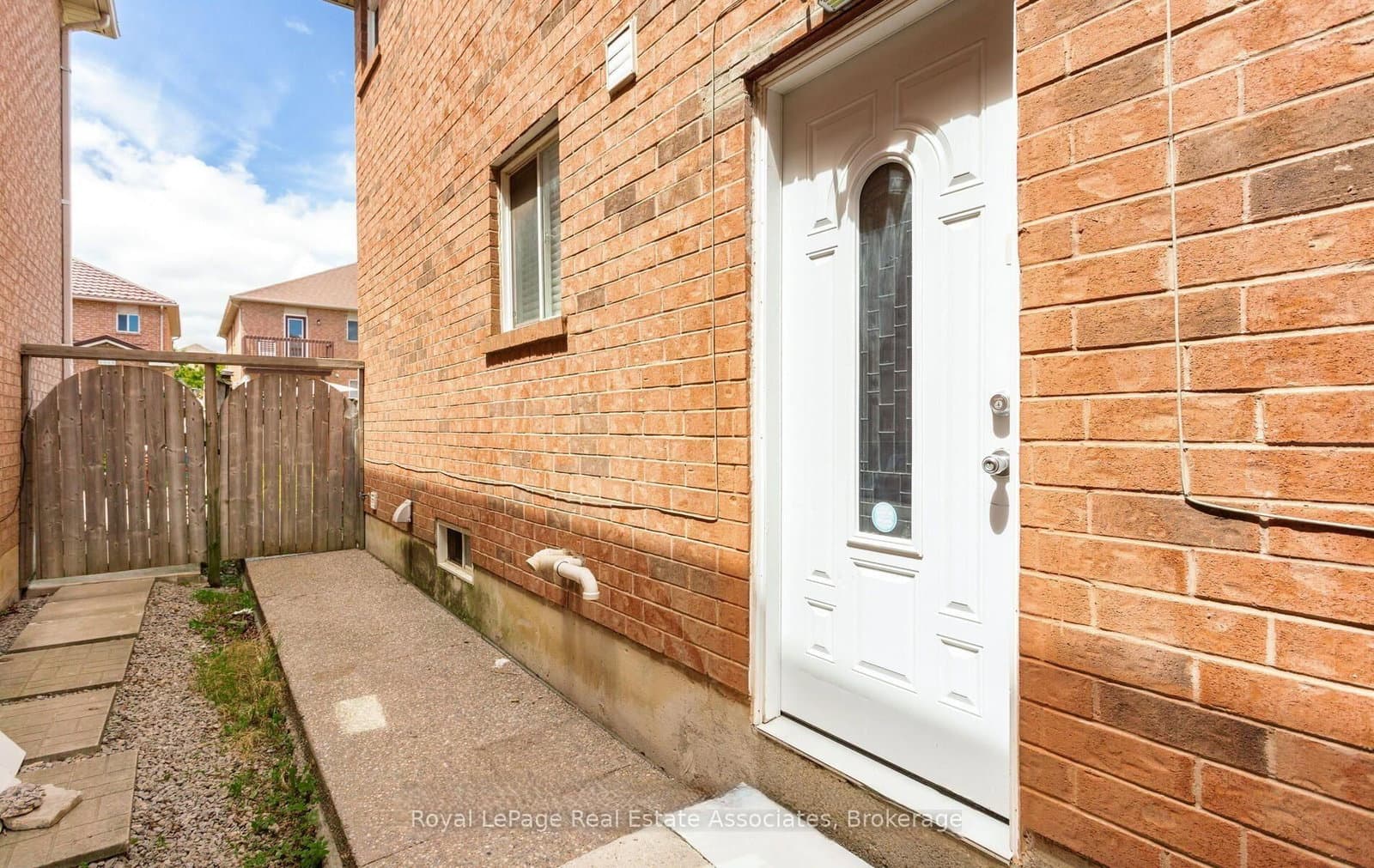 116 Lake Louise Drive, Unit Lower thumbnail 2