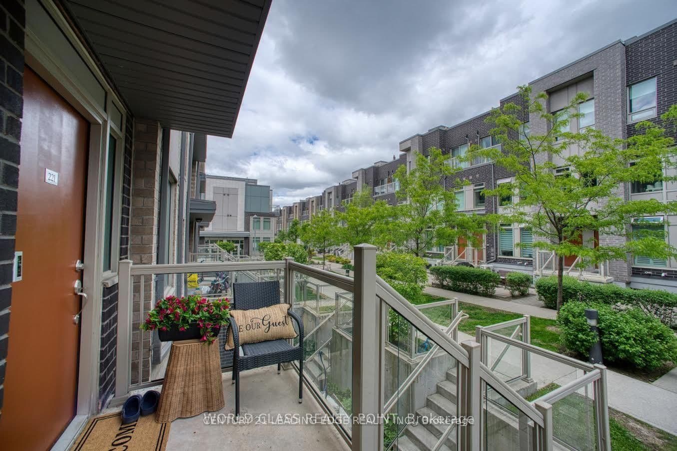 7 Applewood Lane E, Unit 221 thumbnail 2