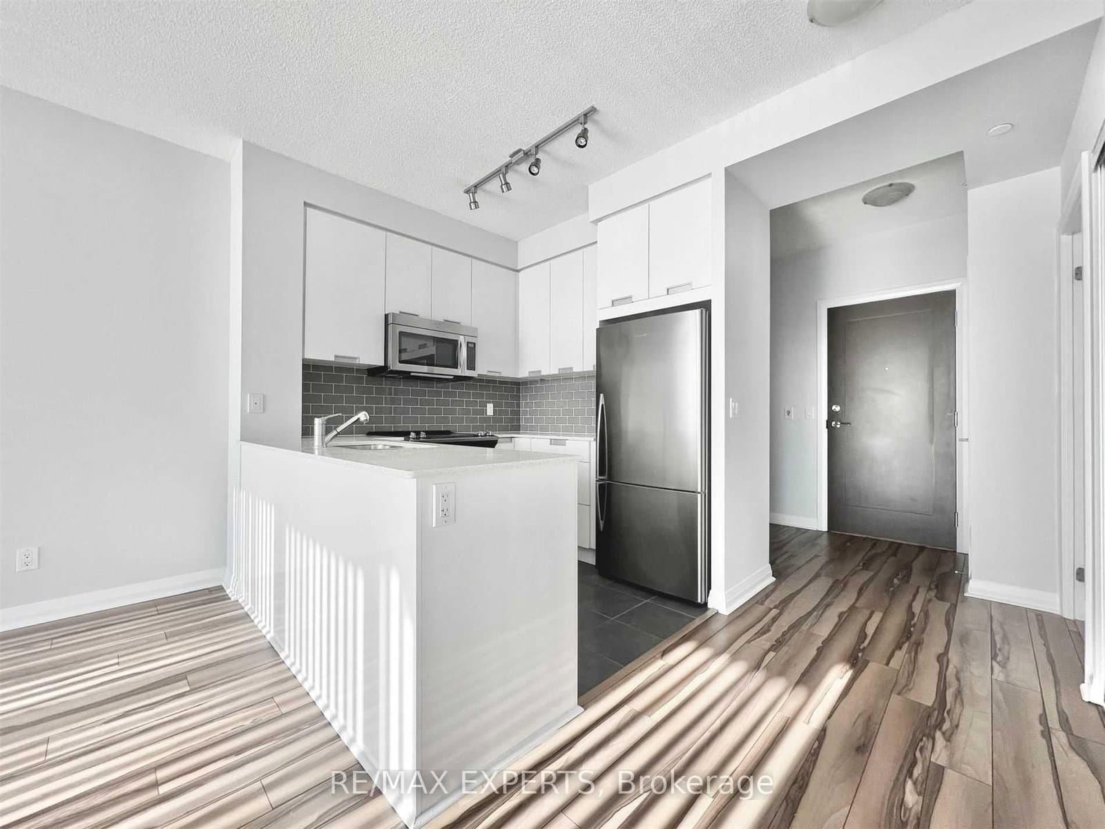 75 Eglinton Avenue W, Unit 1005 thumbnail 2