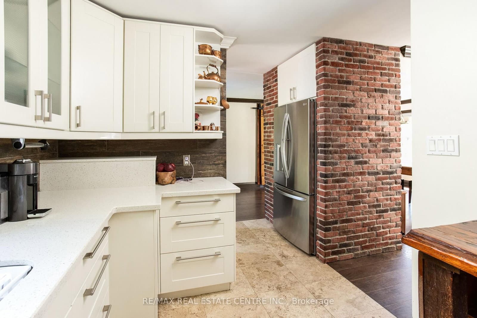2450 Edenhurst Drive thumbnail 3