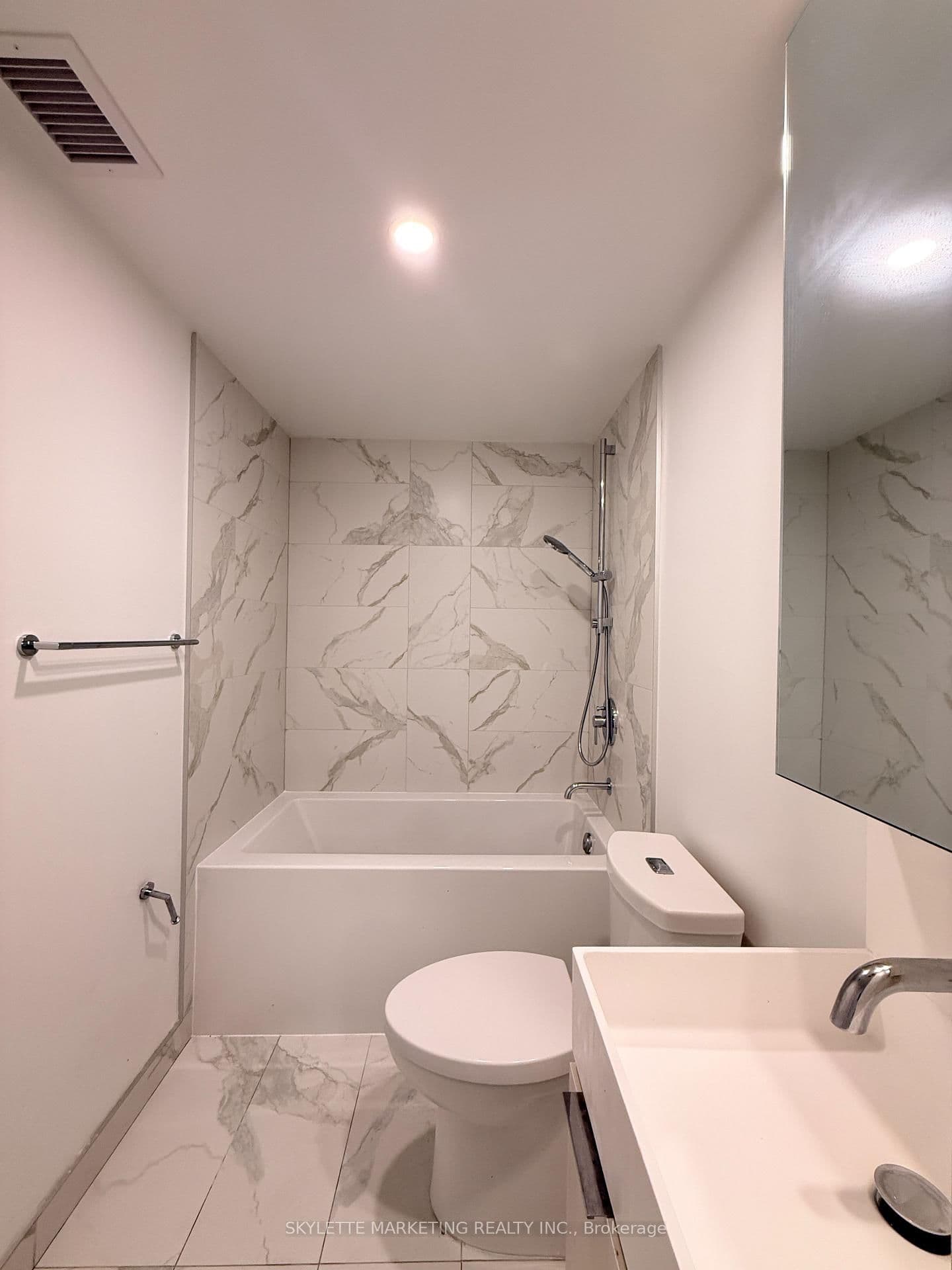 370 Martha Street, Unit 1810 thumbnail 16