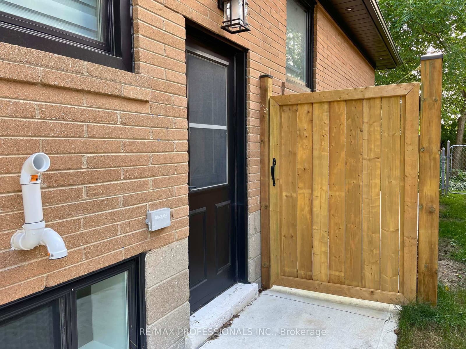 48 Lloyd Manor Road, Unit Lower thumbnail 2
