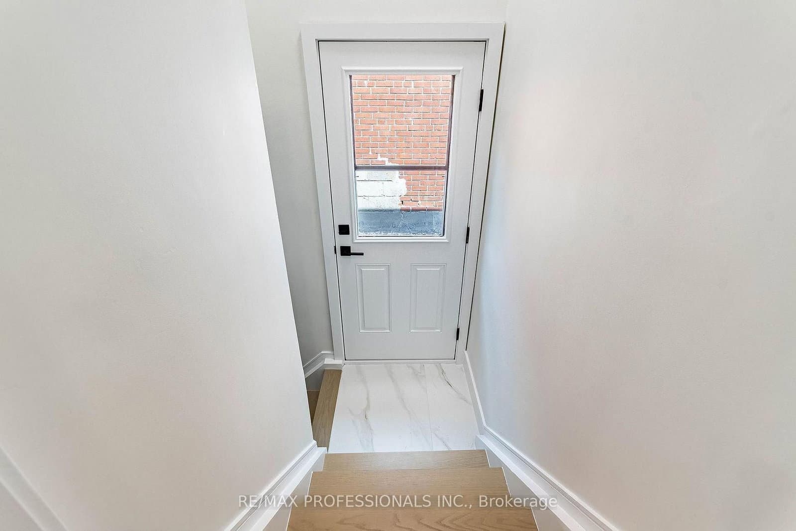 48 Lloyd Manor Road, Unit Lower thumbnail 3