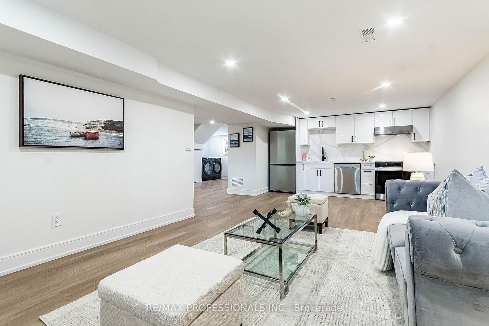 48 Lloyd Manor Road, Unit Lower thumbnail 6