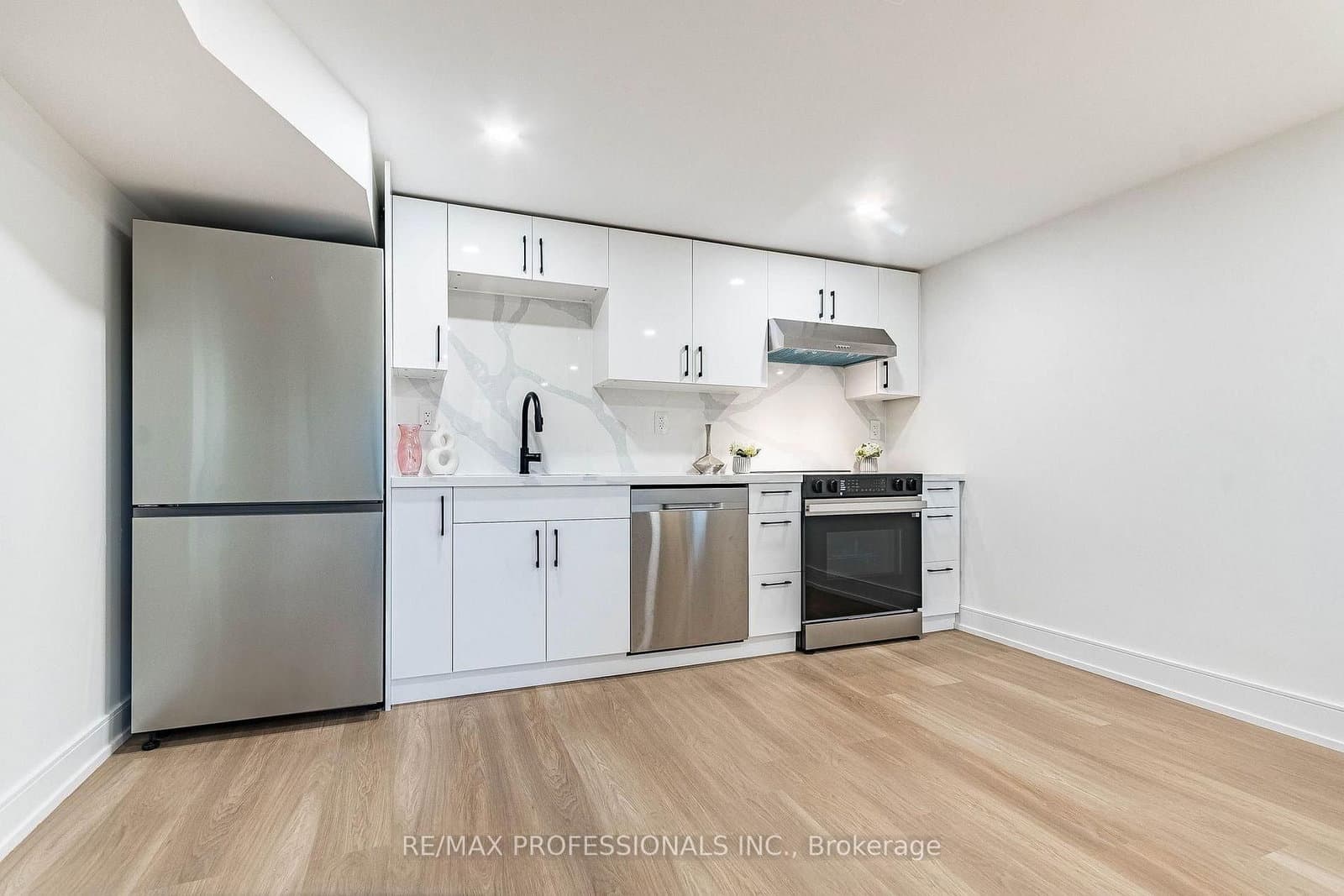 48 Lloyd Manor Road, Unit Lower thumbnail 7