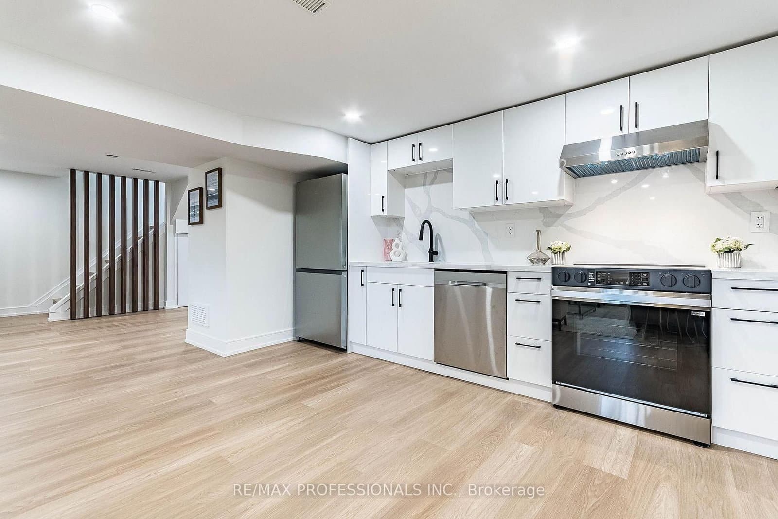 48 Lloyd Manor Road, Unit Lower thumbnail 8