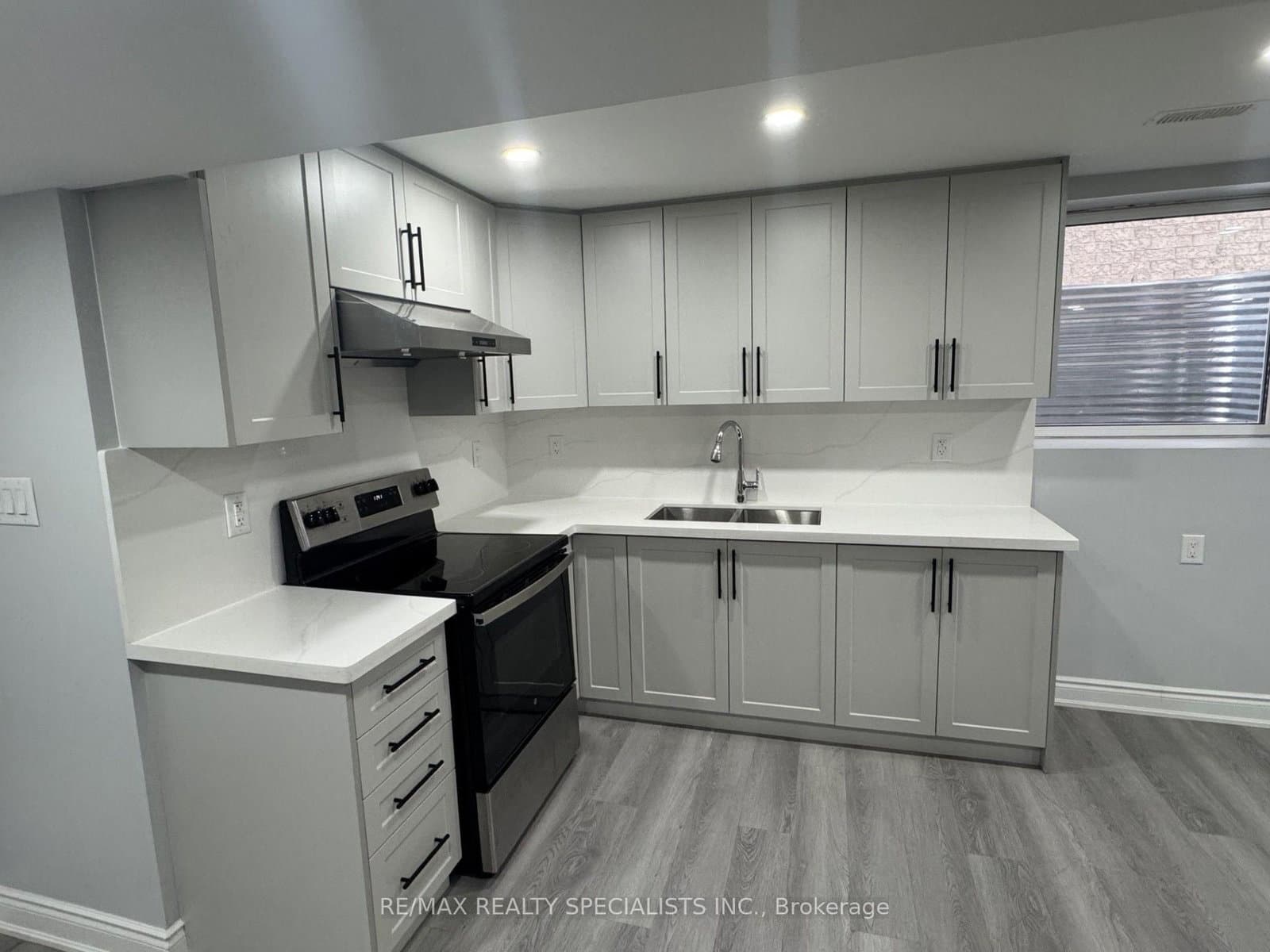 33 Bluffwood(Basement) Crescent - Image 1