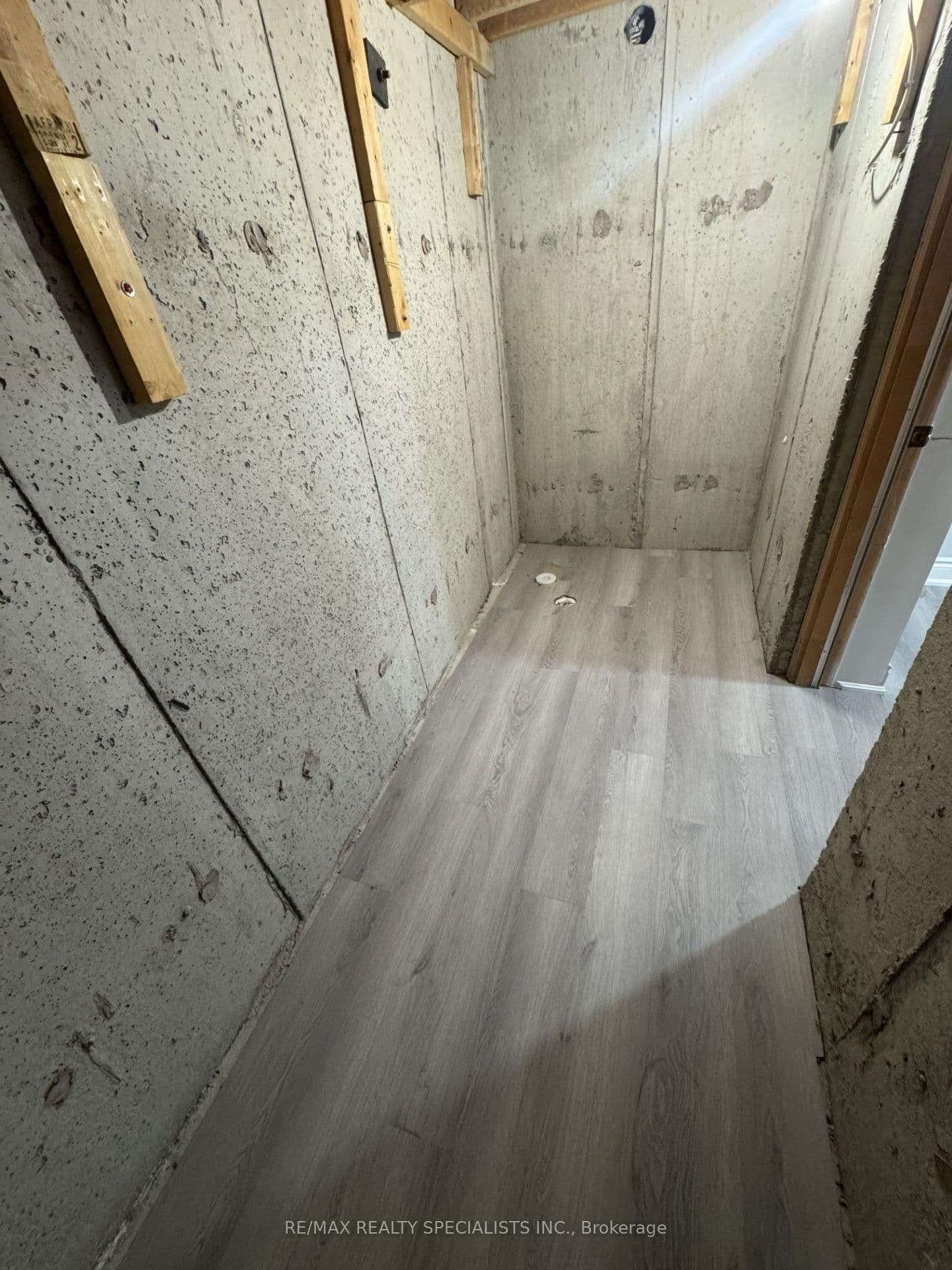 33 Bluffwood(Basement) Crescent thumbnail 16