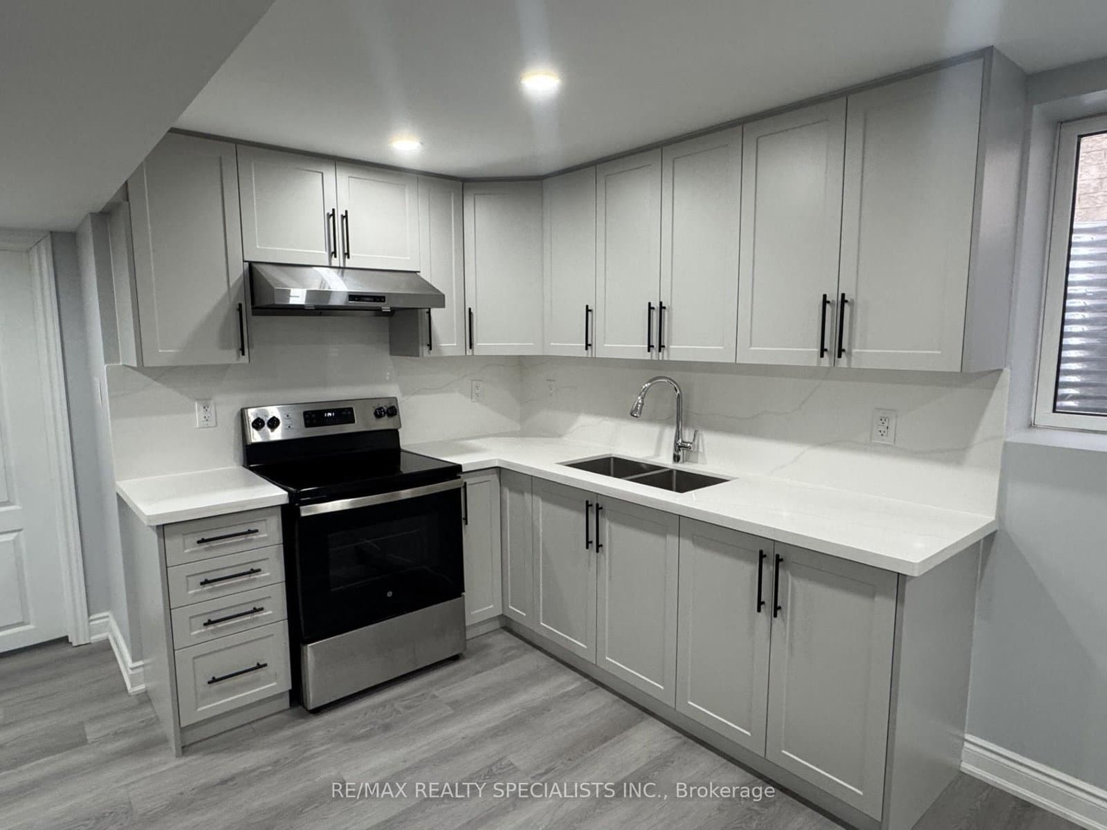 33 Bluffwood(Basement) Crescent thumbnail 2