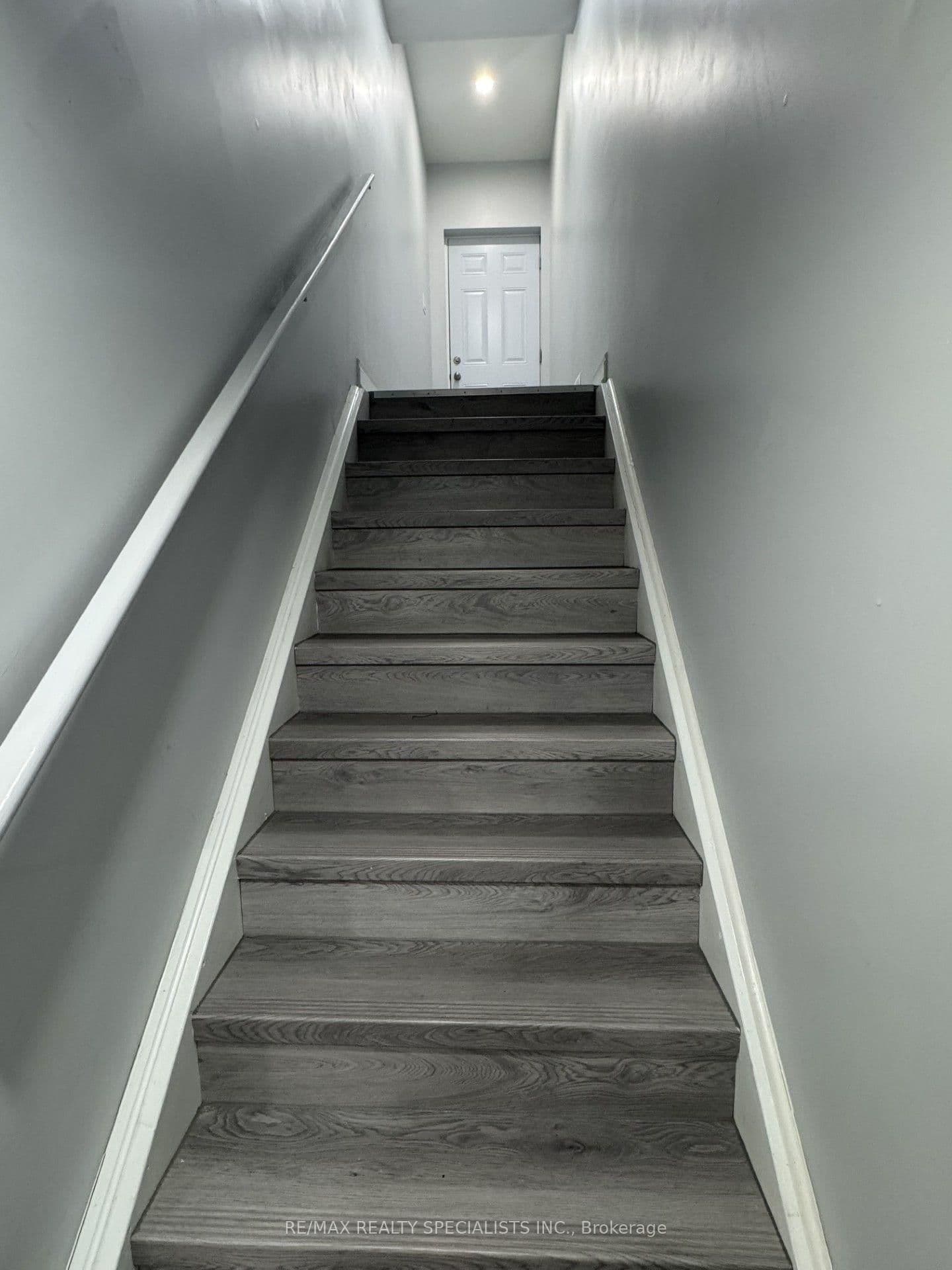 33 Bluffwood(Basement) Crescent thumbnail 4