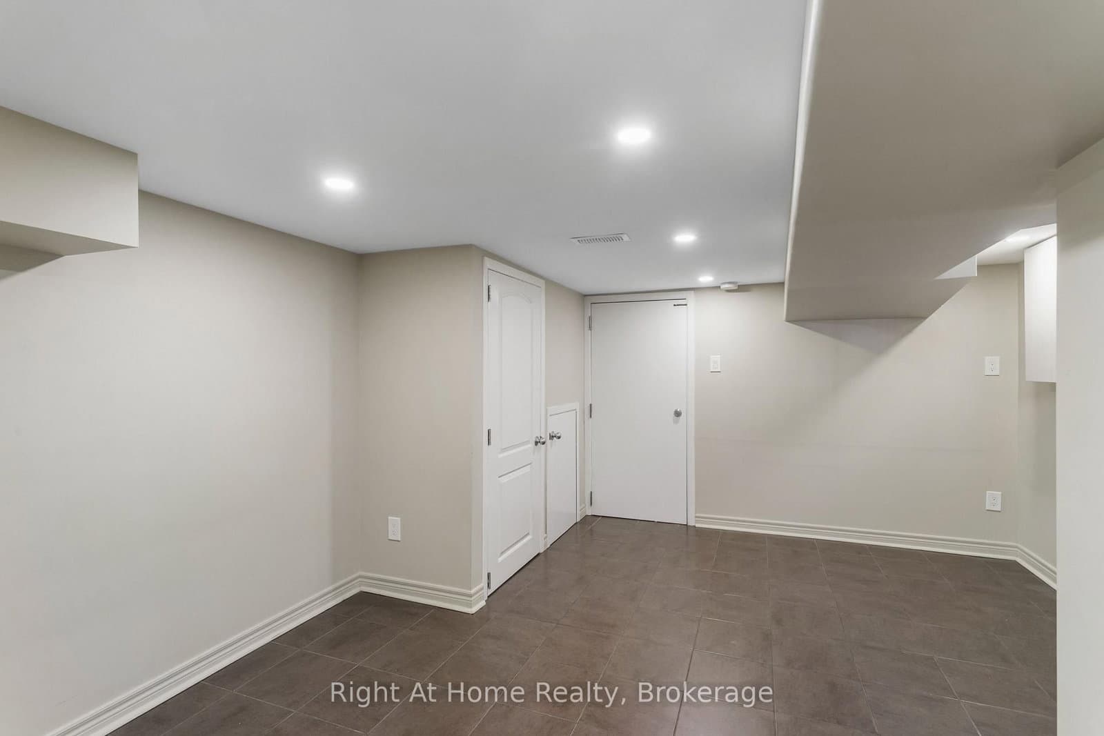 1042 St Clarens Avenue, Unit Basement thumbnail 2