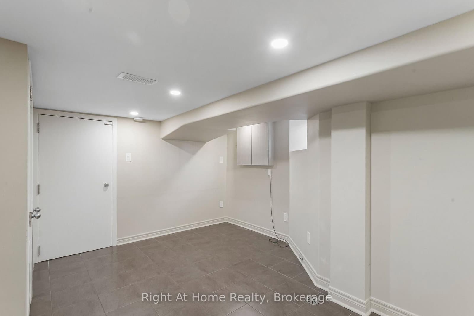 1042 St Clarens Avenue, Unit Basement thumbnail 3