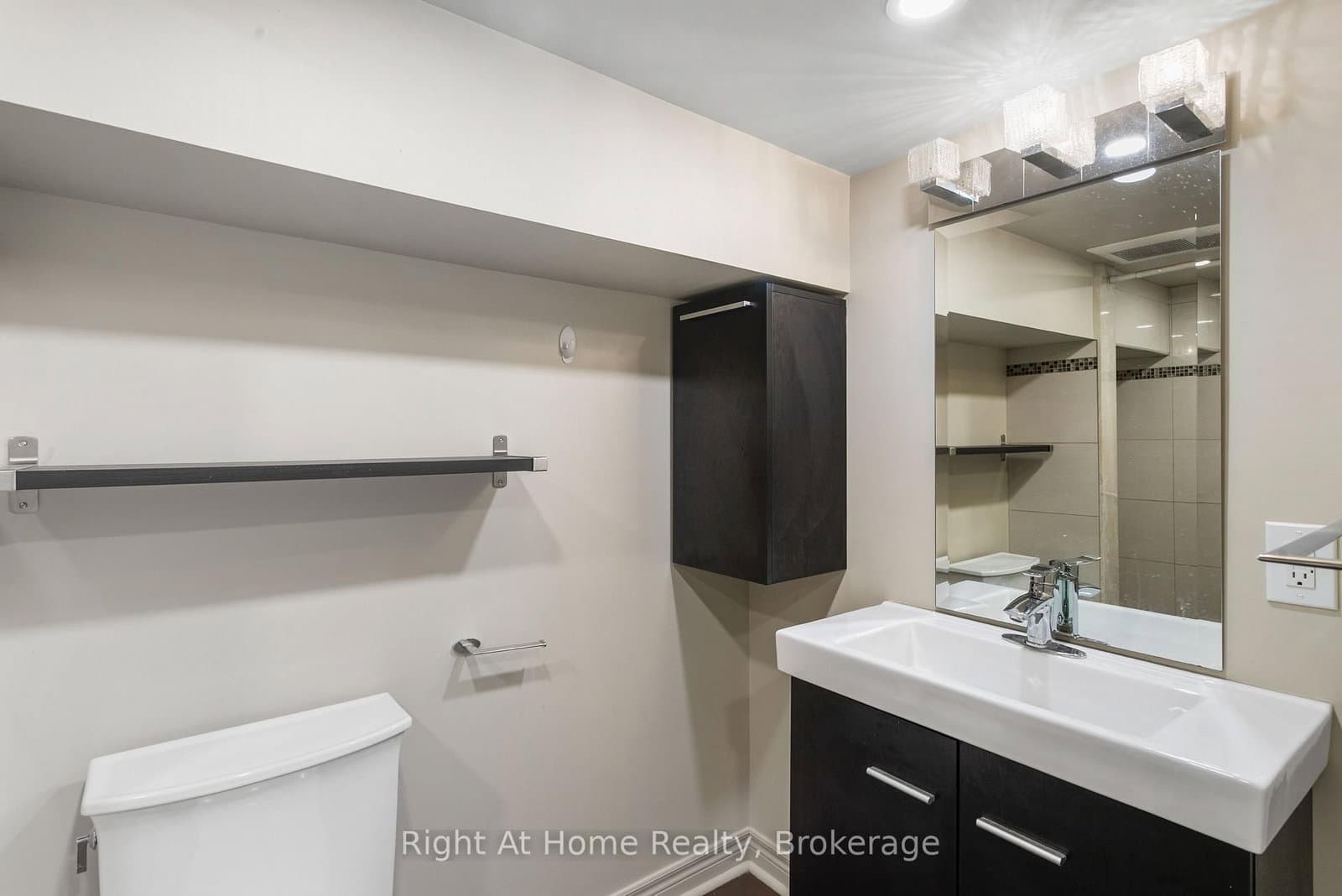 1042 St Clarens Avenue, Unit Basement thumbnail 4
