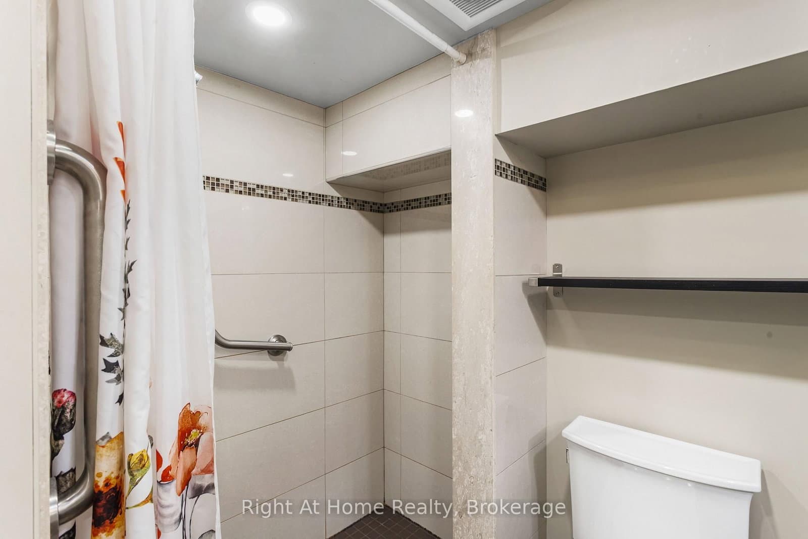 1042 St Clarens Avenue, Unit Basement thumbnail 5