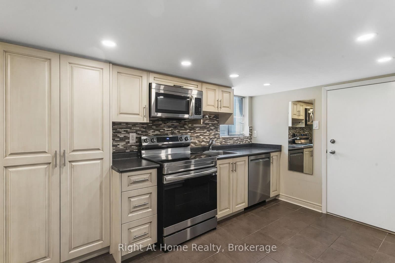 1042 St Clarens Avenue, Unit Basement thumbnail 6