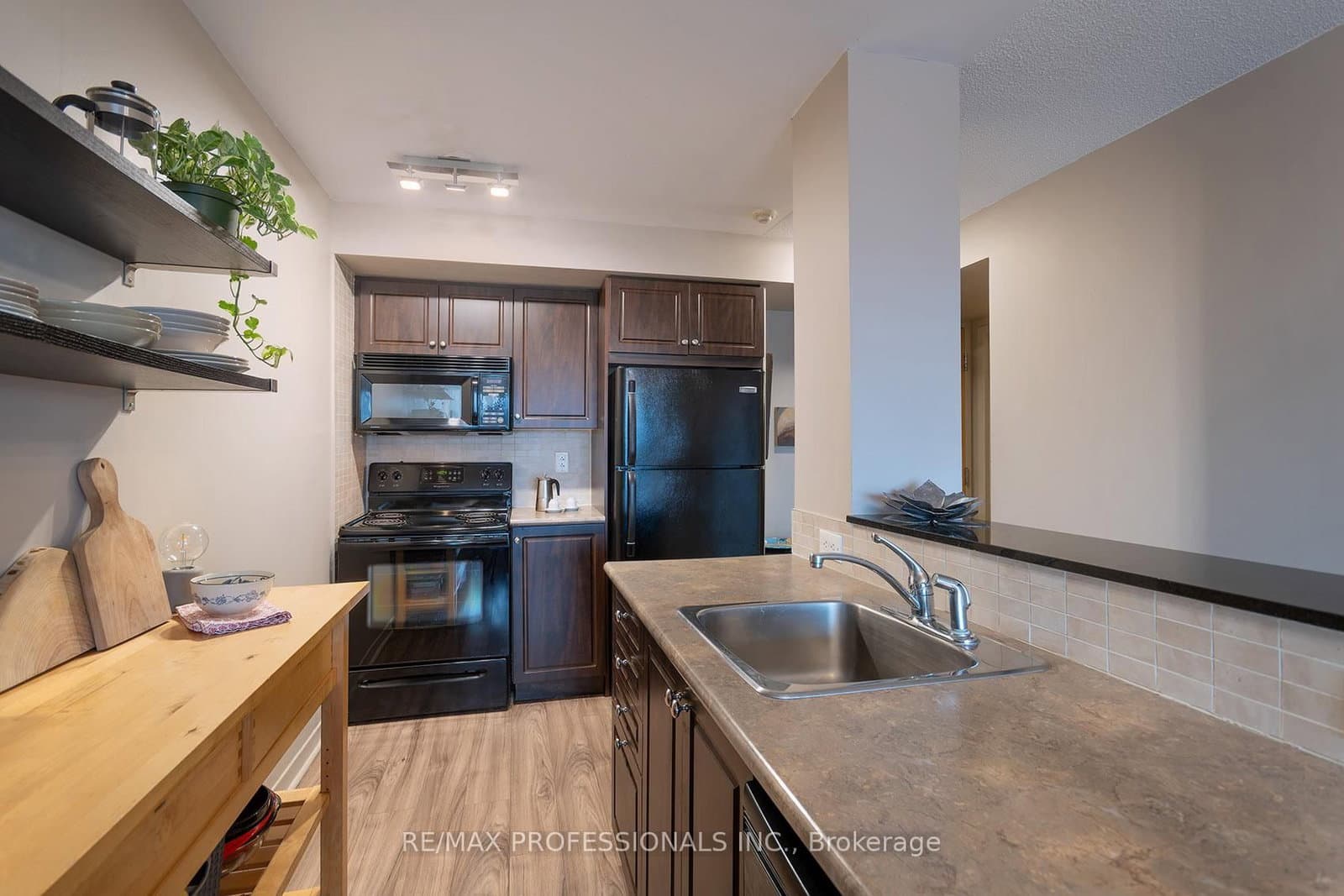 1040 The Queensway, Unit 704 thumbnail 19