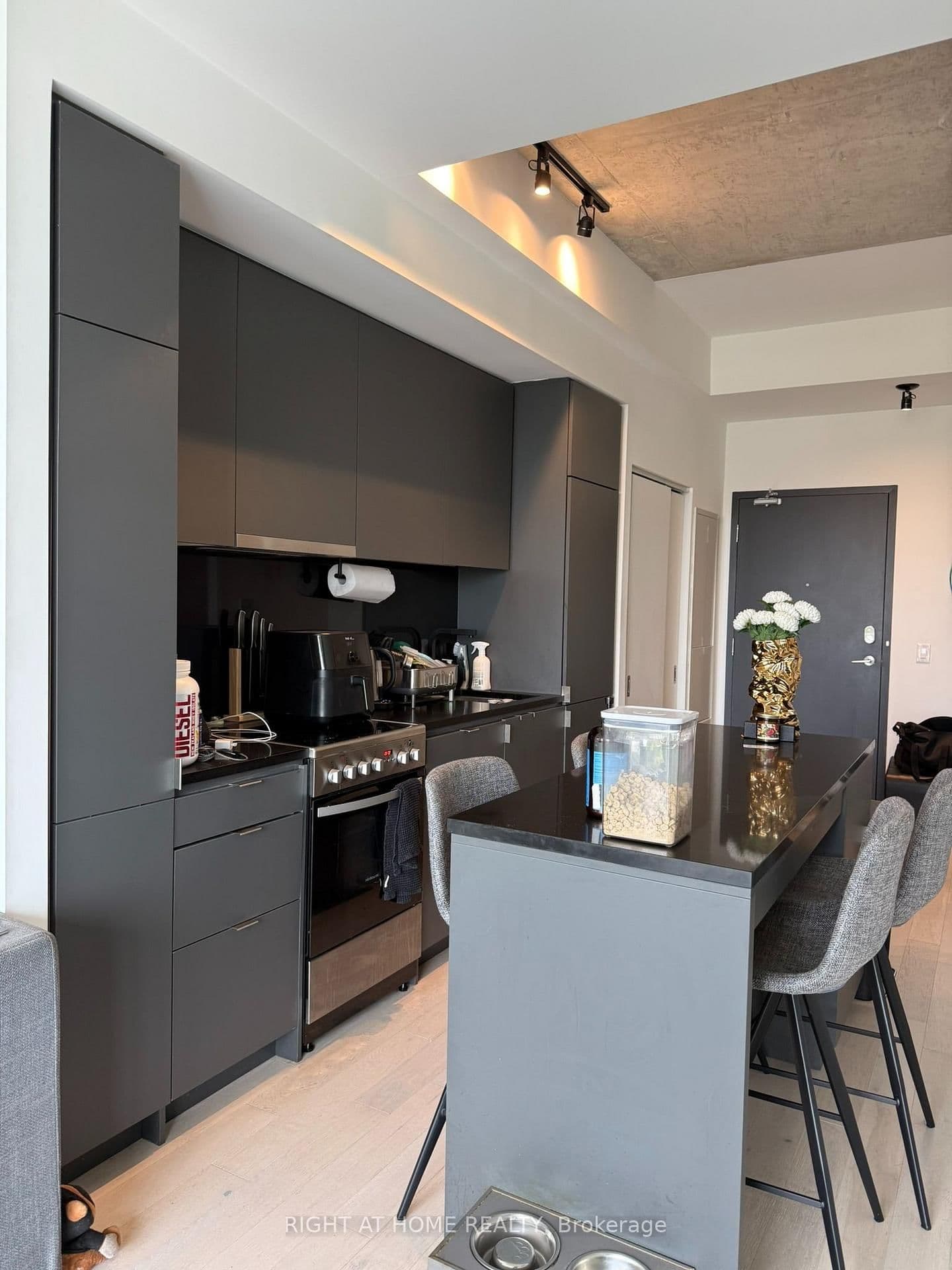 7 Smith Crescent, Unit 817 thumbnail 17