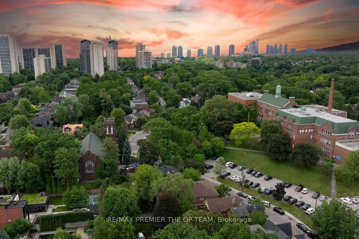 299 Quebec Avenue, Unit 3 thumbnail 2