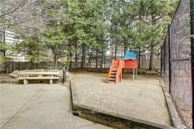 2091 Hurontario Street, Unit PH06 thumbnail 14