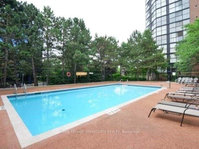 2091 Hurontario Street, Unit PH06 thumbnail 16