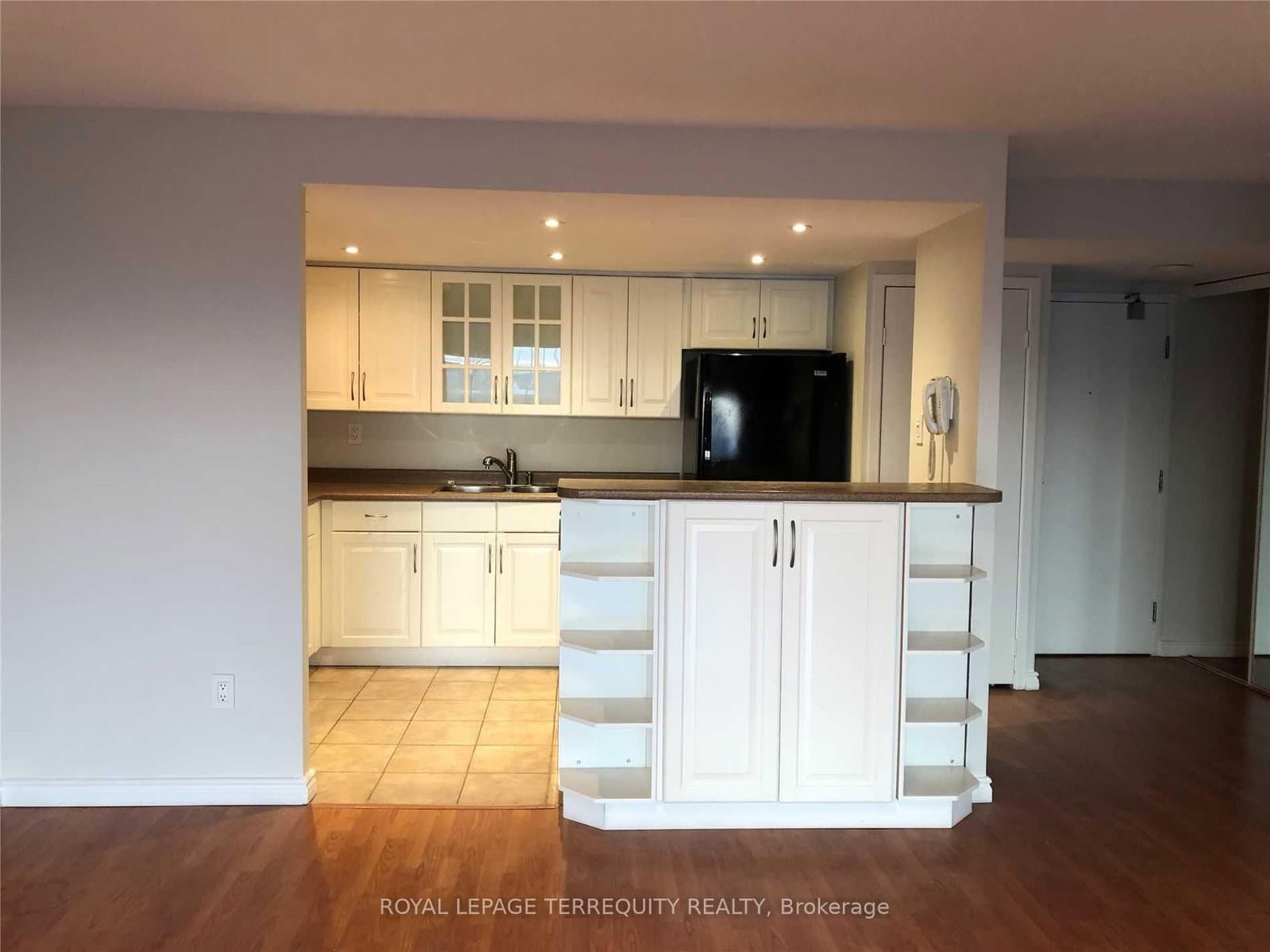 2091 Hurontario Street, Unit PH06 thumbnail 4