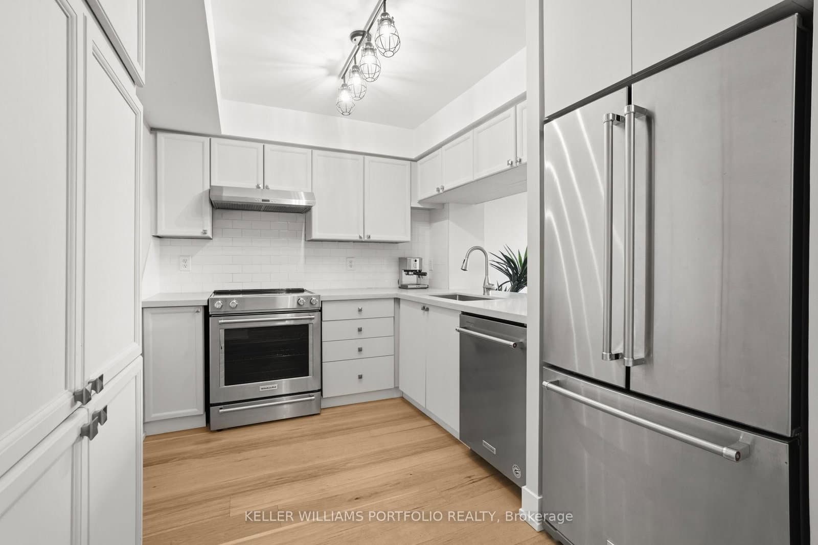 190 Manitoba Street, Unit 802 thumbnail 2