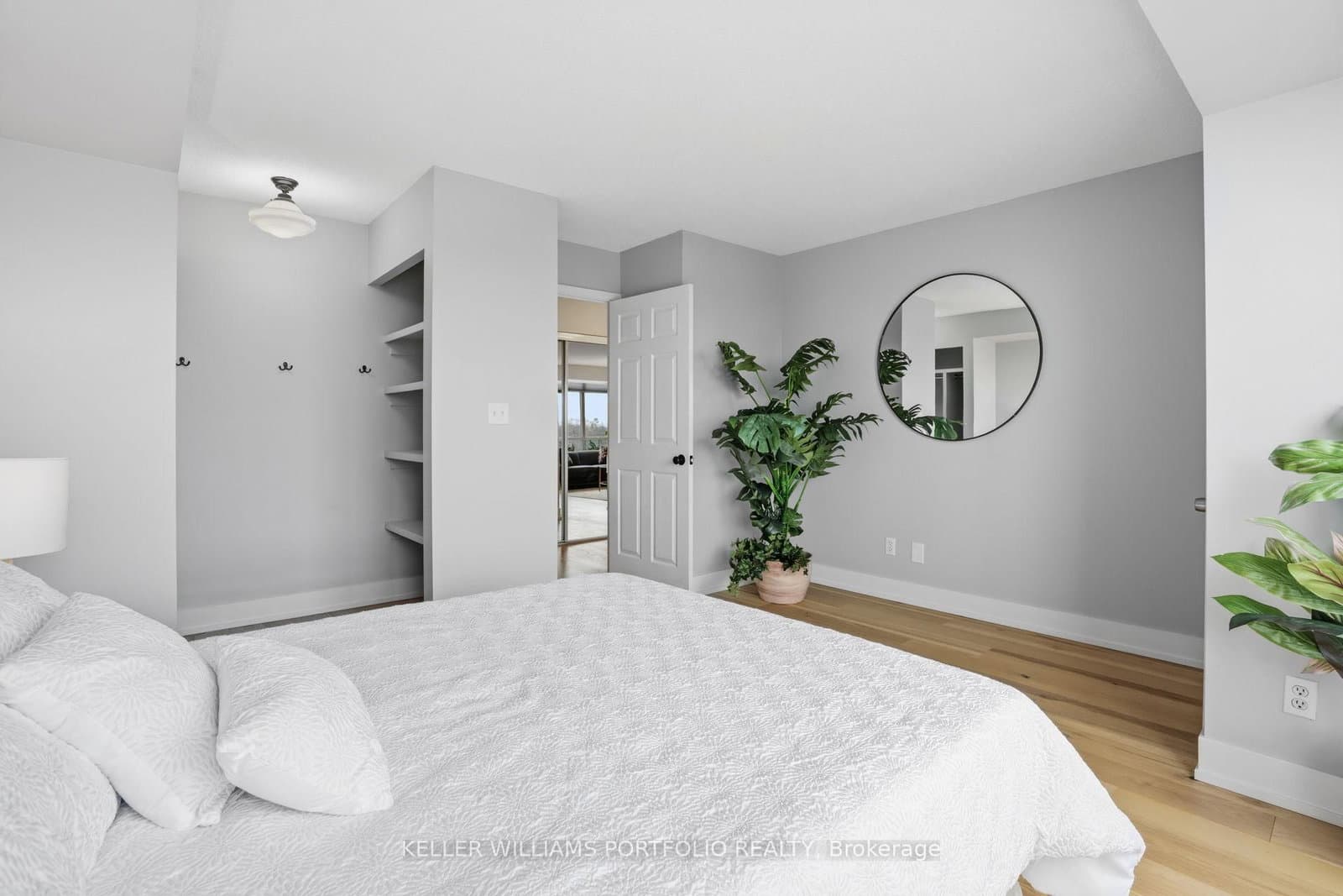 190 Manitoba Street, Unit 802 thumbnail 3