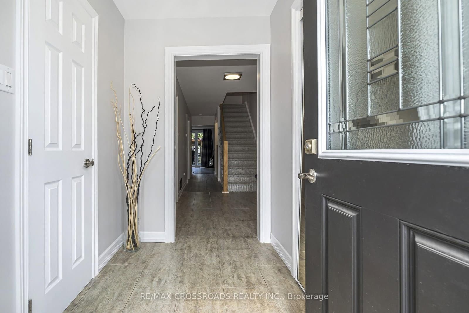 655 Dodsworth Crescent thumbnail 2