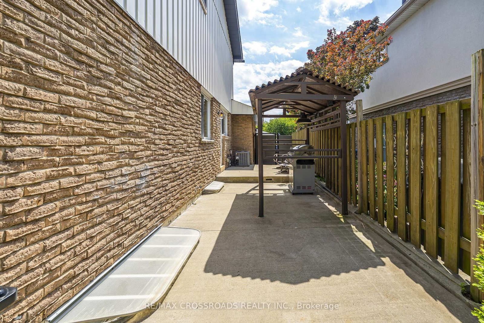 655 Dodsworth Crescent thumbnail 37