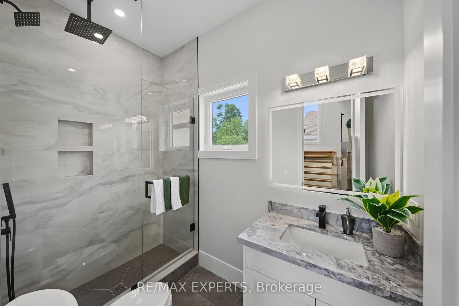 1062 Alexandra Avenue thumbnail 18